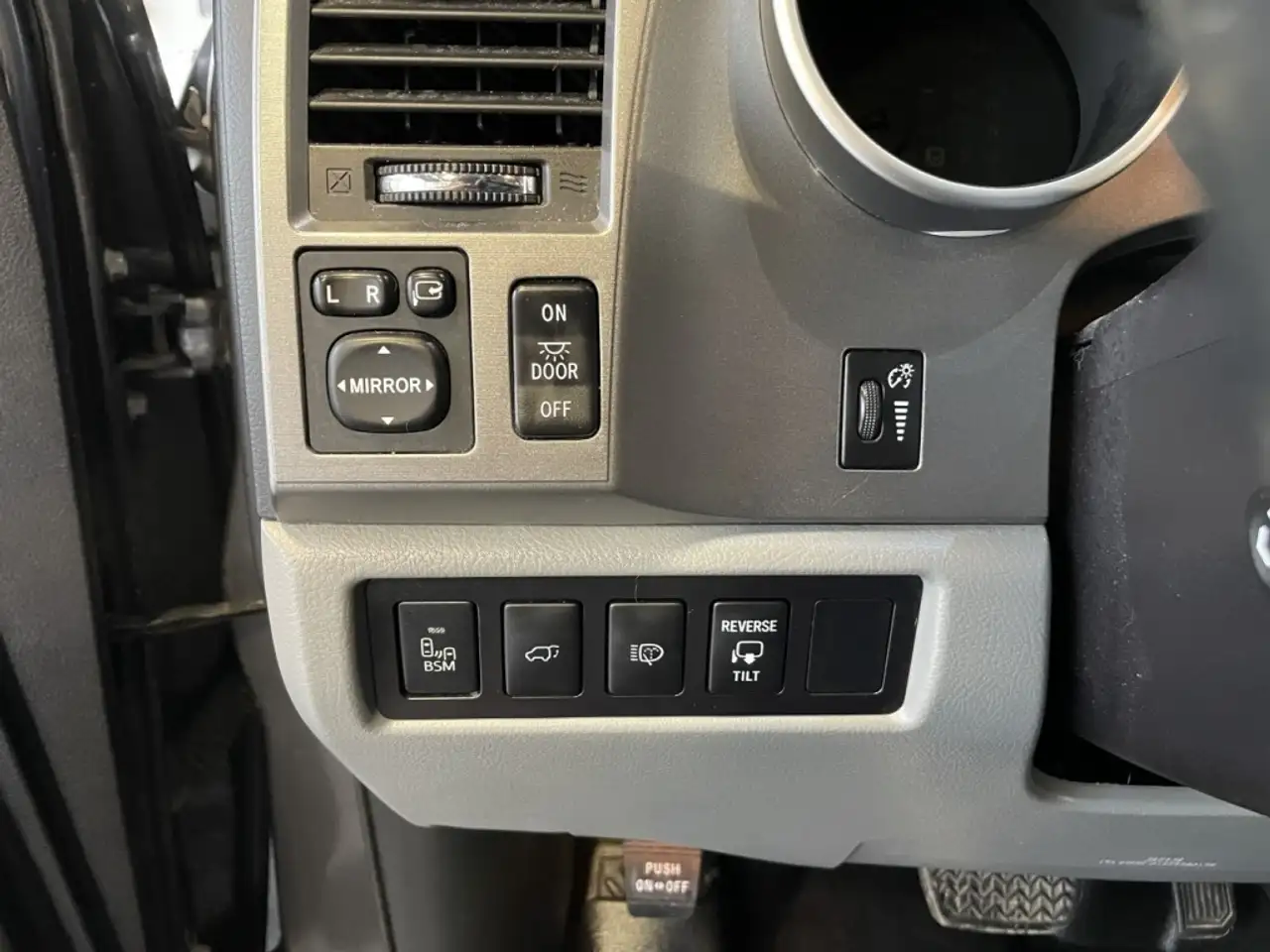 Toyota Sequoia снимка Toyota Sequoia