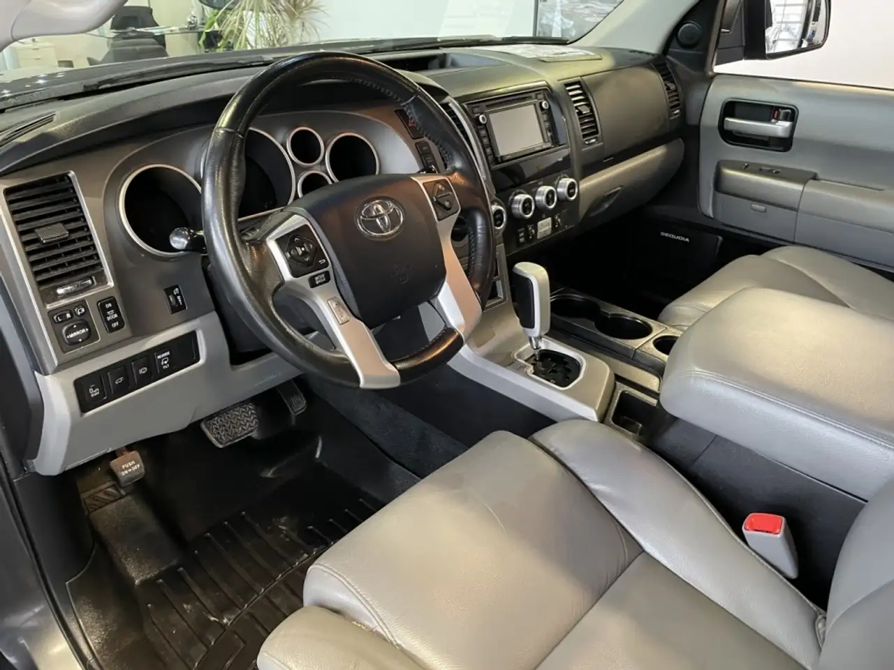 Toyota Sequoia снимка Toyota Sequoia