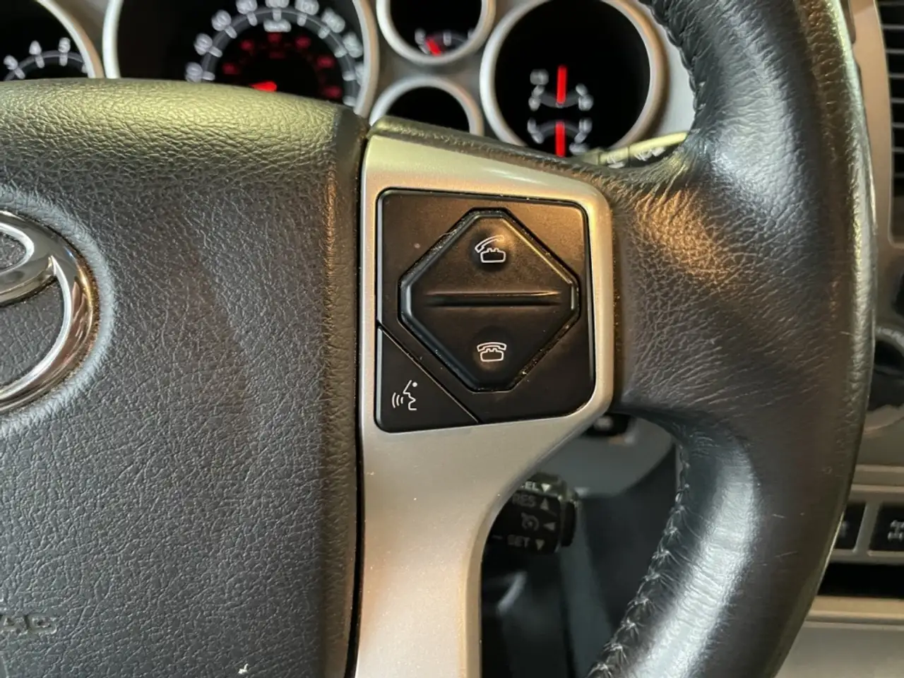 Toyota Sequoia снимка Toyota Sequoia