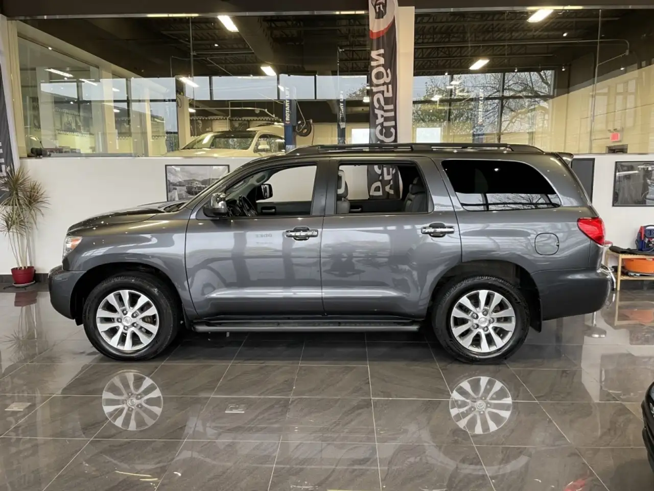 Toyota Sequoia снимка Toyota Sequoia