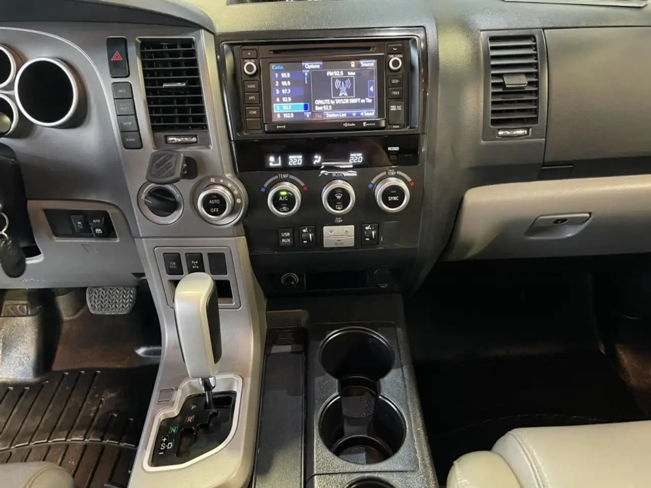 Toyota Sequoia снимка Toyota Sequoia