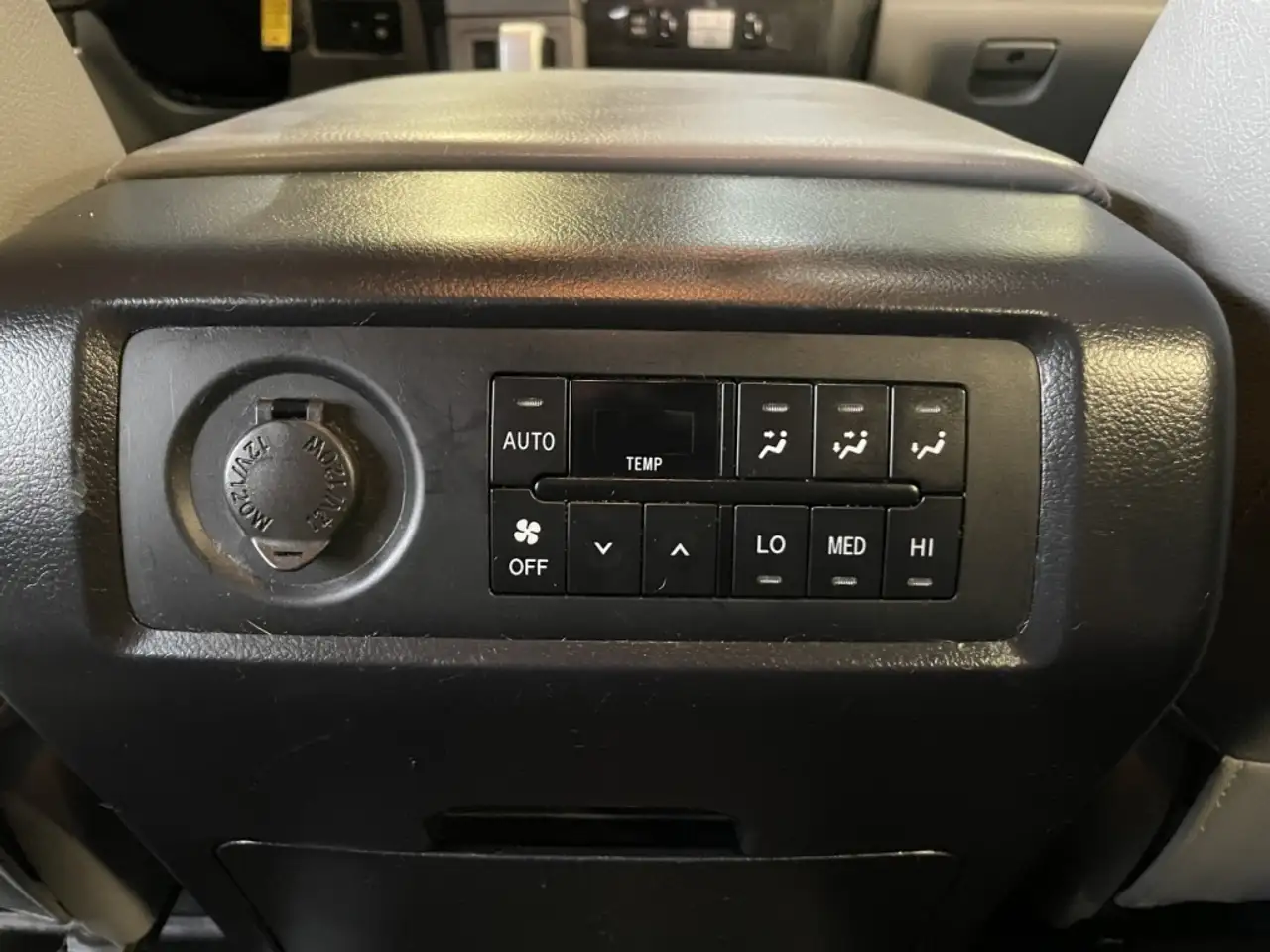 Toyota Sequoia снимка Toyota Sequoia