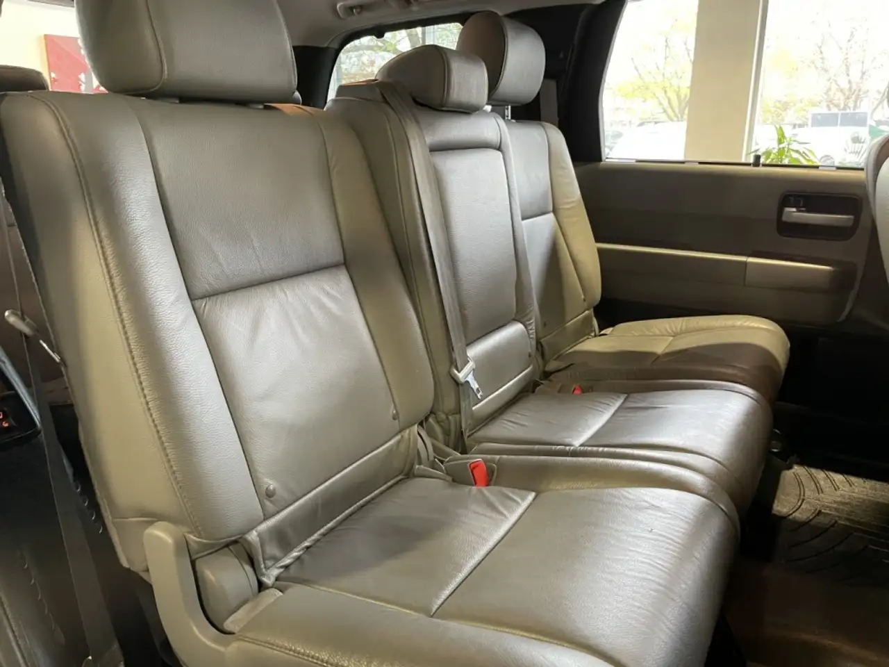 Toyota Sequoia снимка Toyota Sequoia