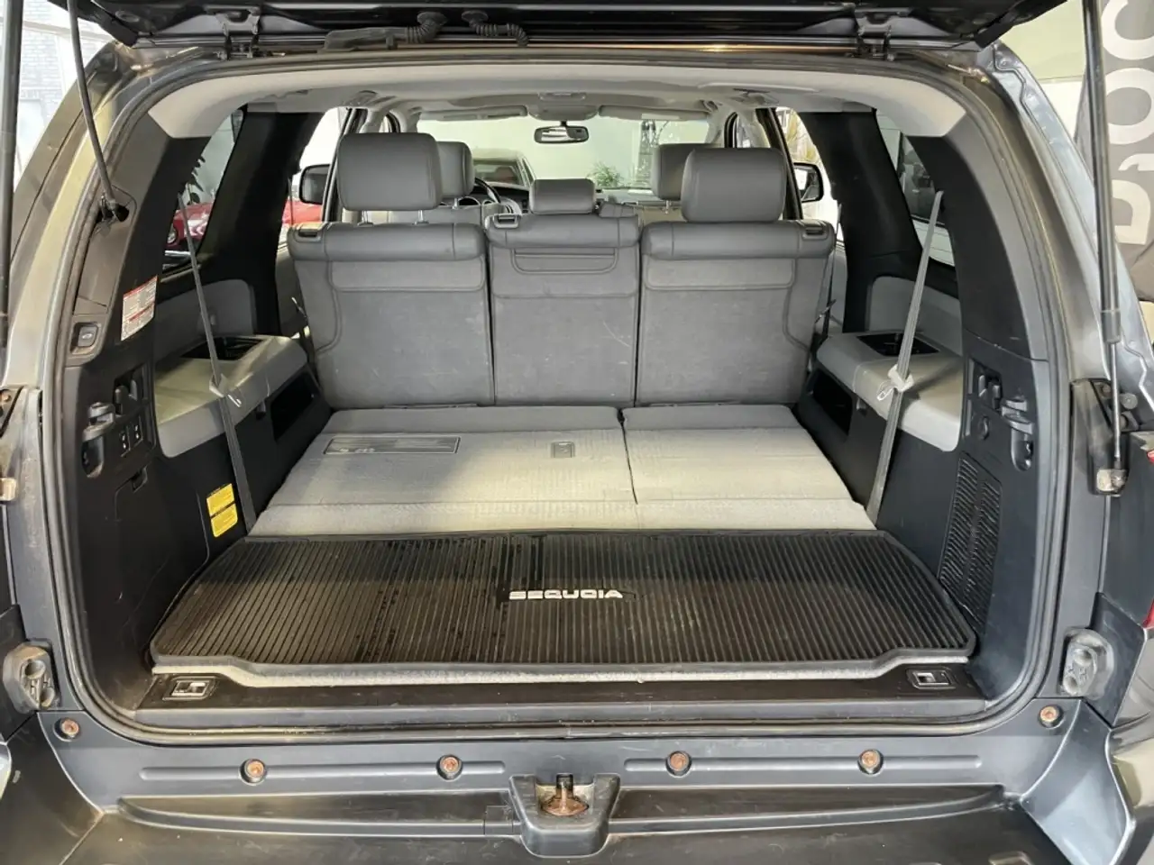 Toyota Sequoia снимка Toyota Sequoia