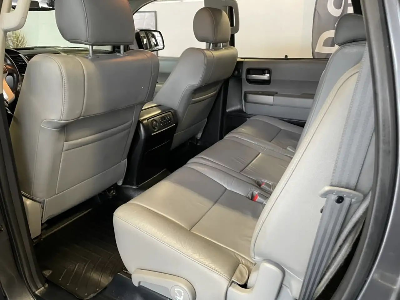 Toyota Sequoia снимка Toyota Sequoia