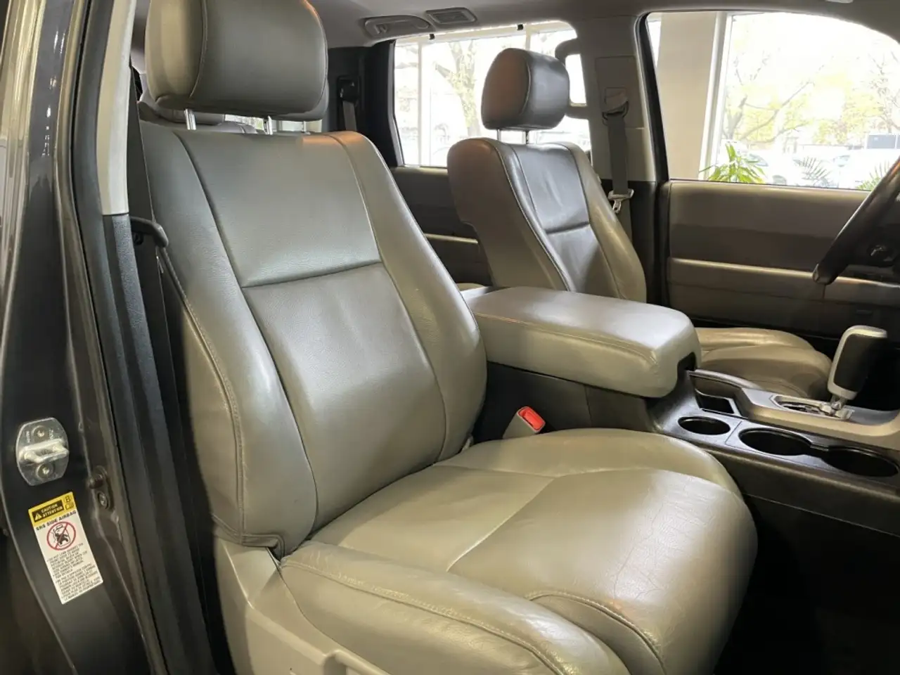 Toyota Sequoia снимка Toyota Sequoia