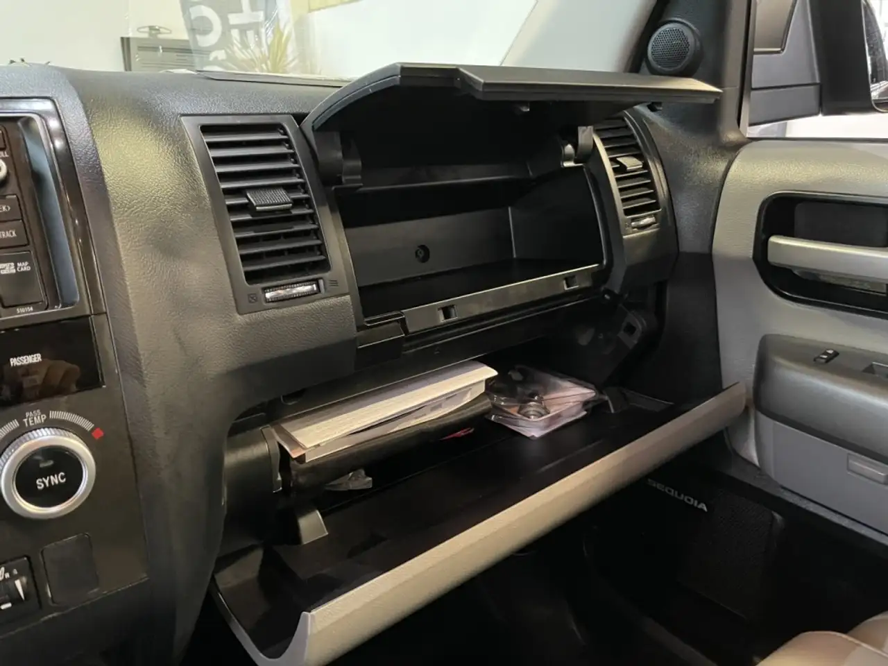 Toyota Sequoia снимка Toyota Sequoia