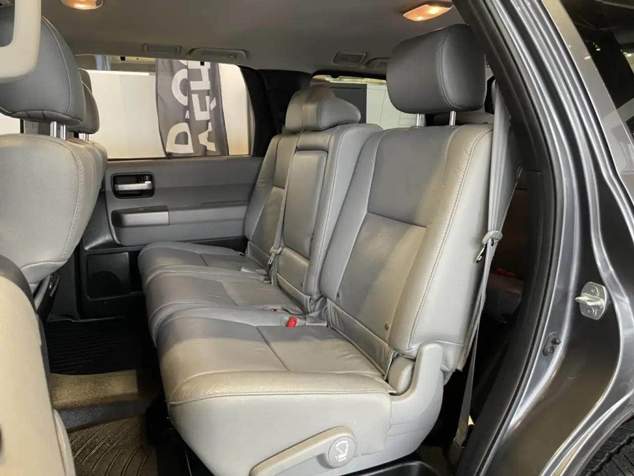 Toyota Sequoia снимка Toyota Sequoia