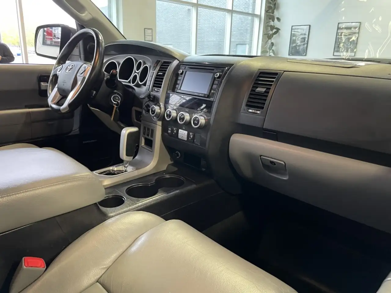 Toyota Sequoia снимка Toyota Sequoia