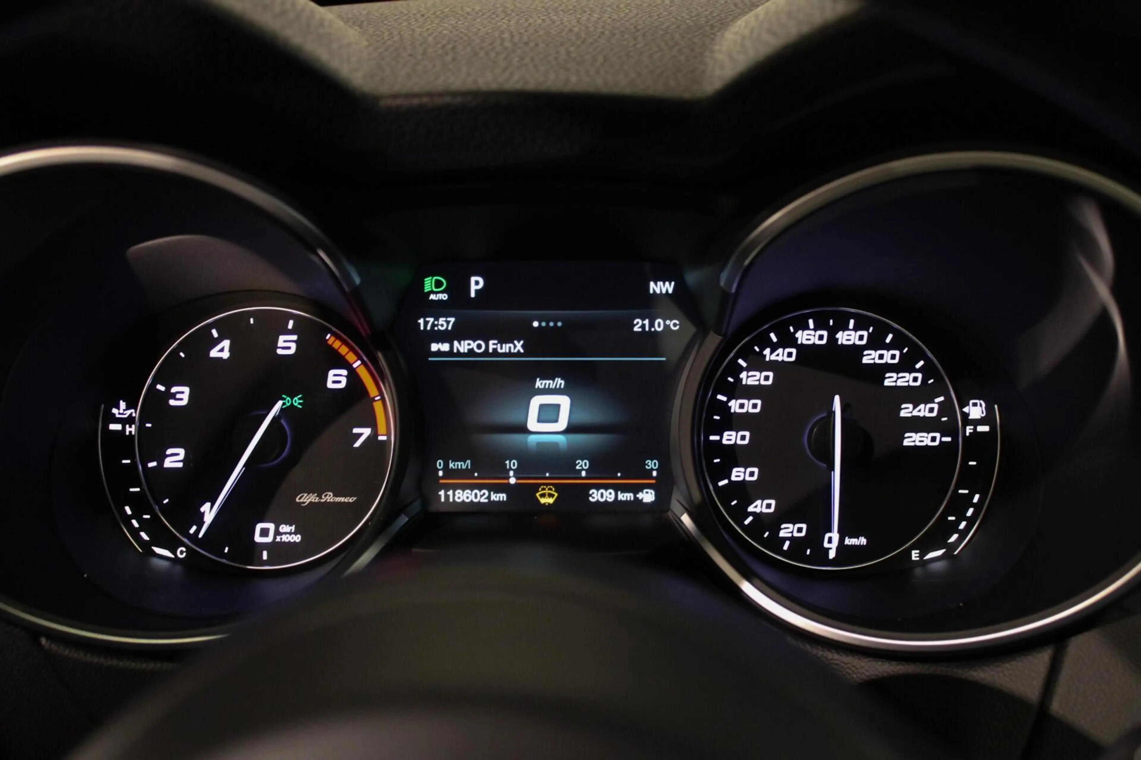 Alfa Romeo Stelvio 2.0 T AWD Q4 First Edition PANO | LEER — photo 23
