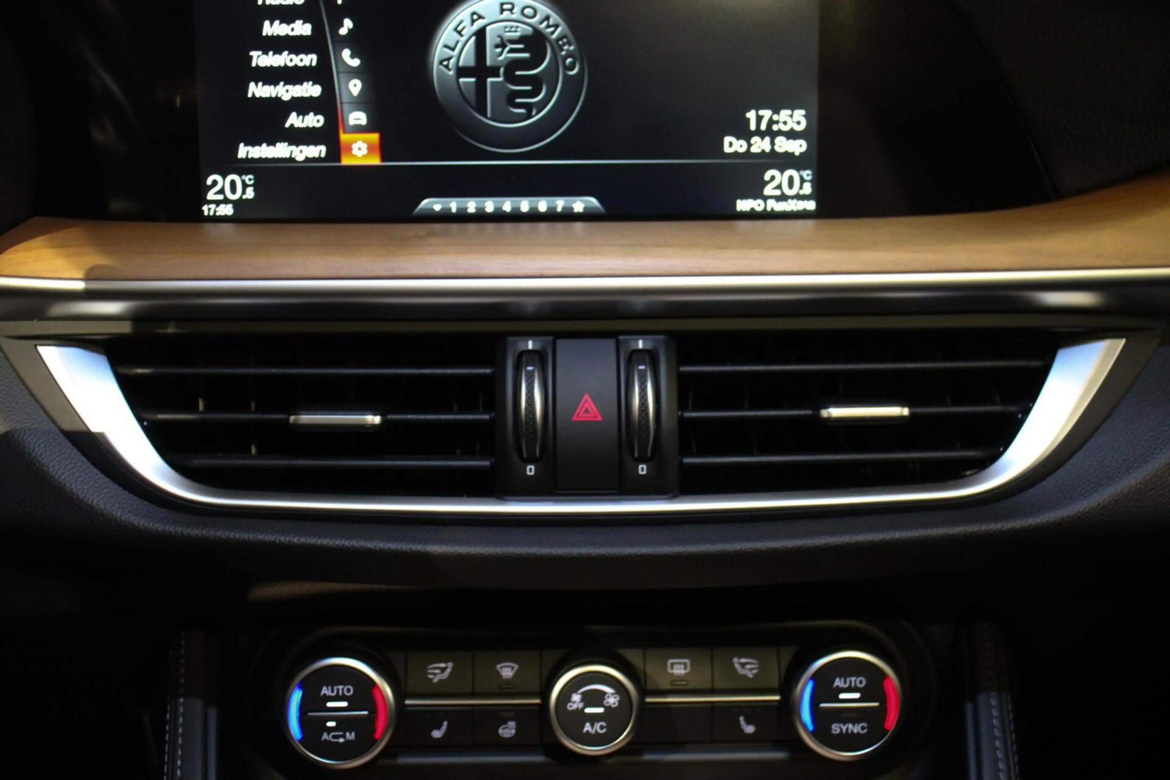 Alfa Romeo Stelvio 2.0 T AWD Q4 First Edition PANO | LEER — photo 25