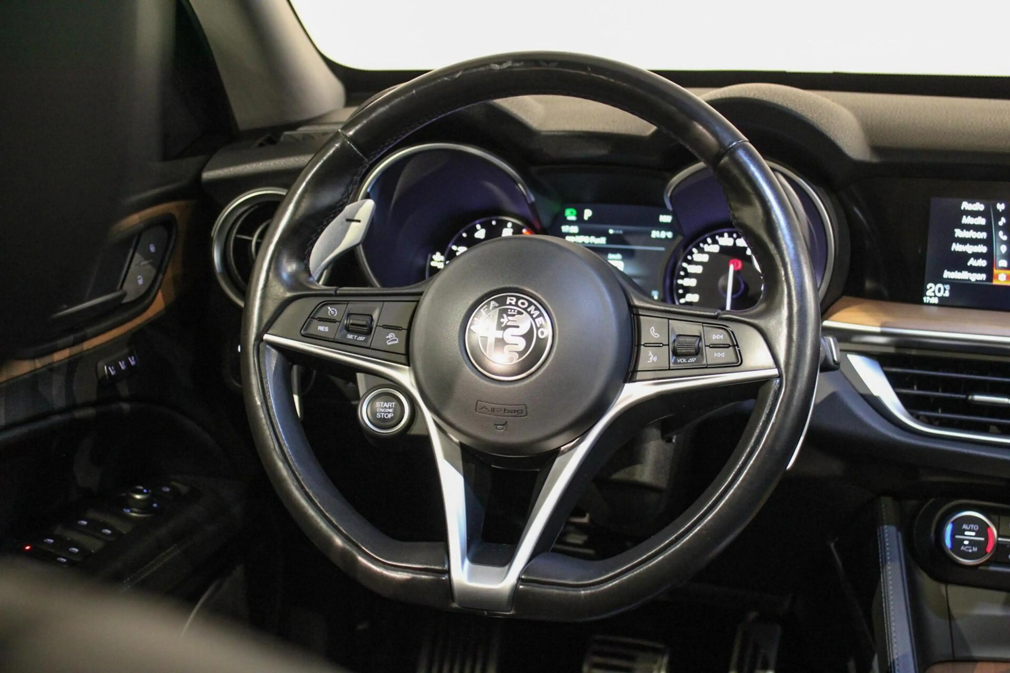 Alfa Romeo Stelvio 2.0 T AWD Q4 First Edition PANO | LEER — photo 22