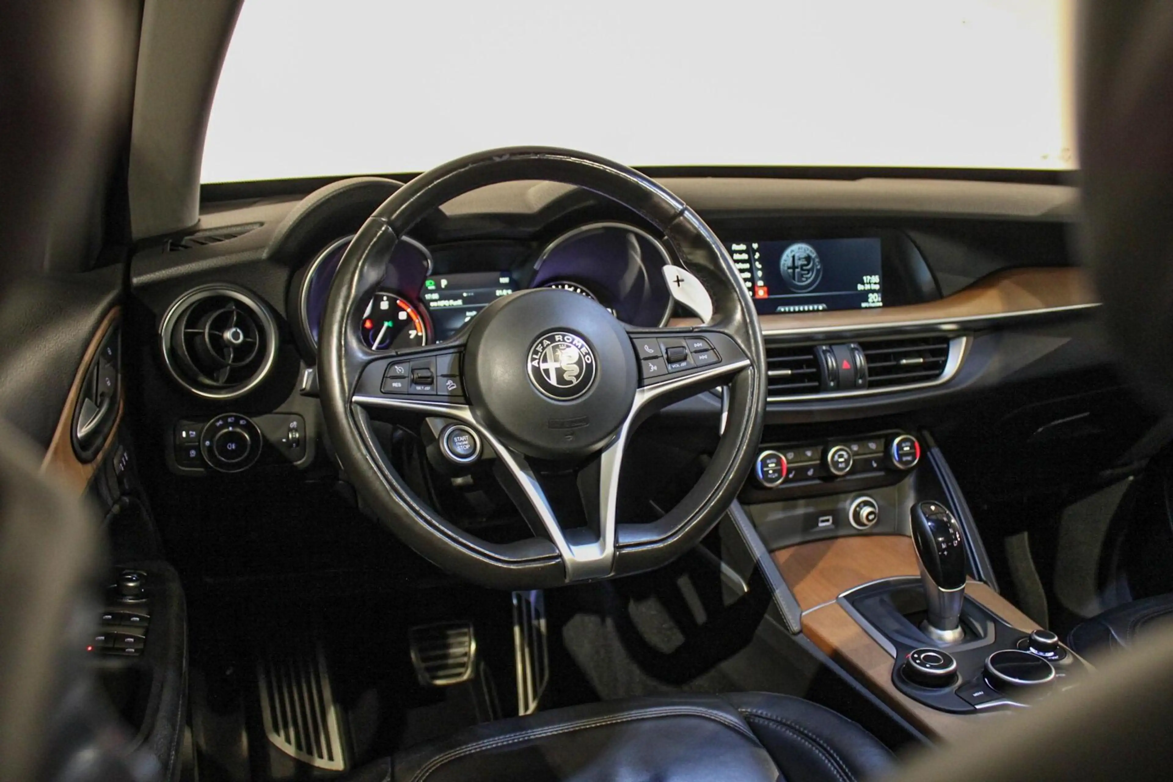 Alfa Romeo Stelvio 2.0 T AWD Q4 First Edition PANO | LEER — photo 21