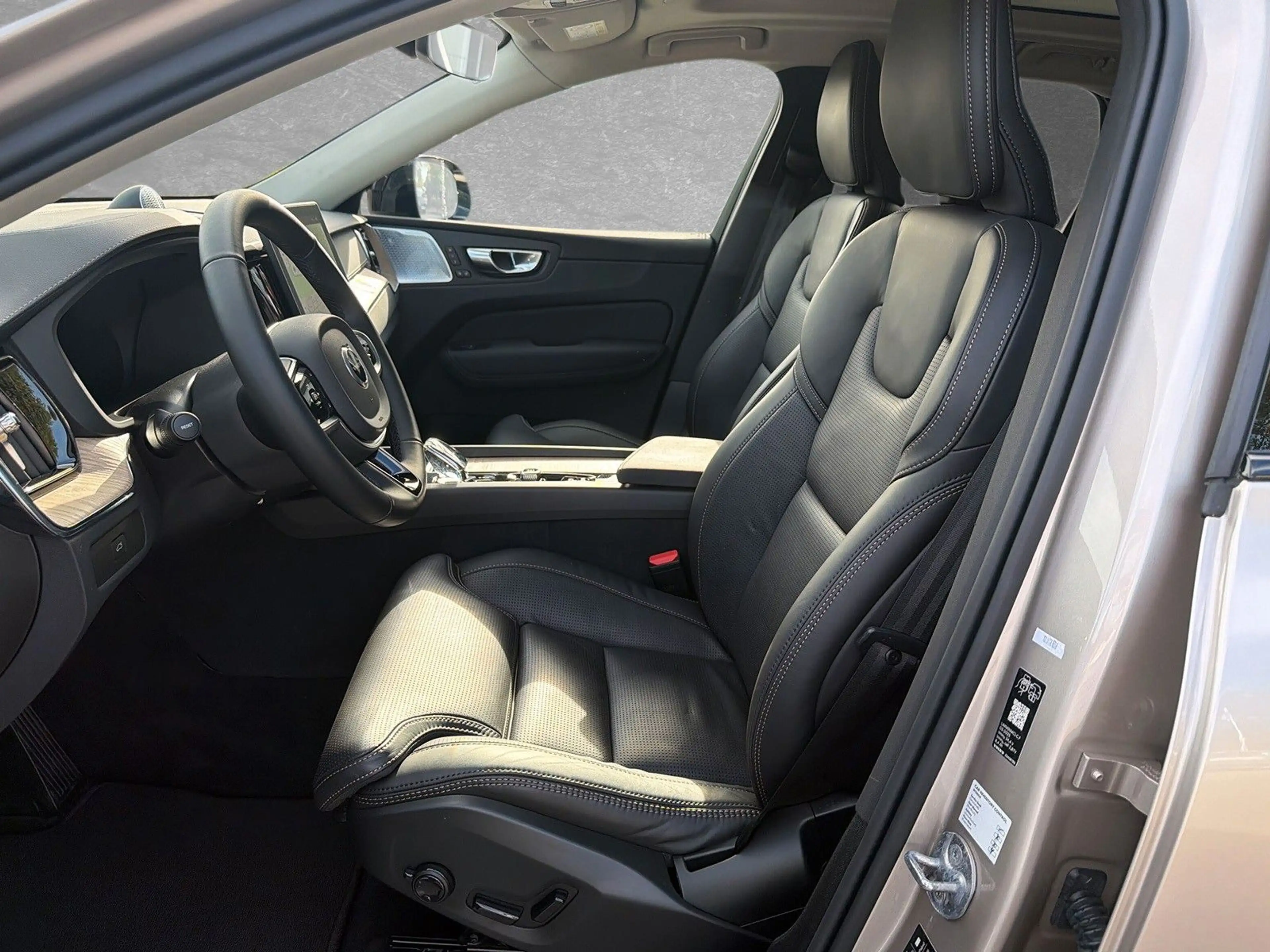 Volvo XC60 B5 AWD Ultra Dark ACC BLIS HUD SD — photo 3
