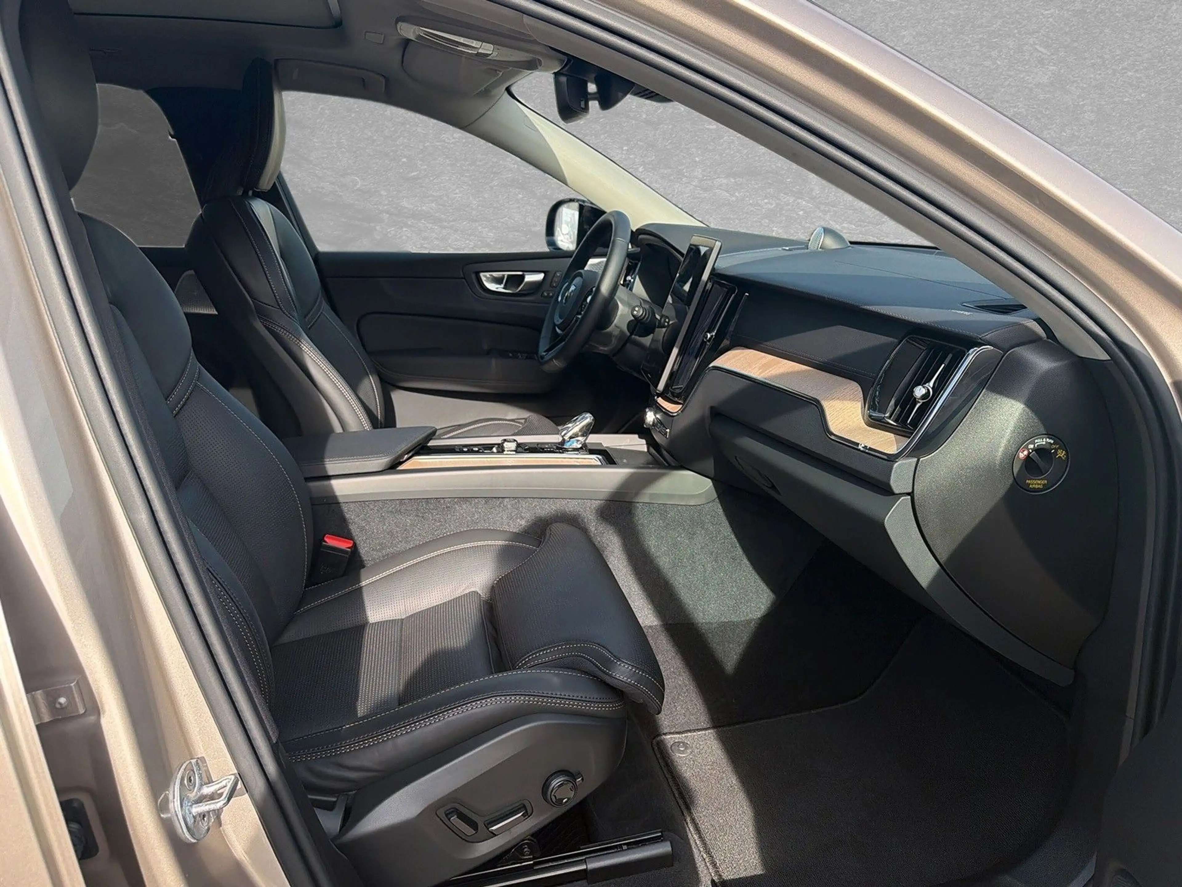 Volvo XC60 B5 AWD Ultra Dark ACC BLIS HUD SD — photo 4