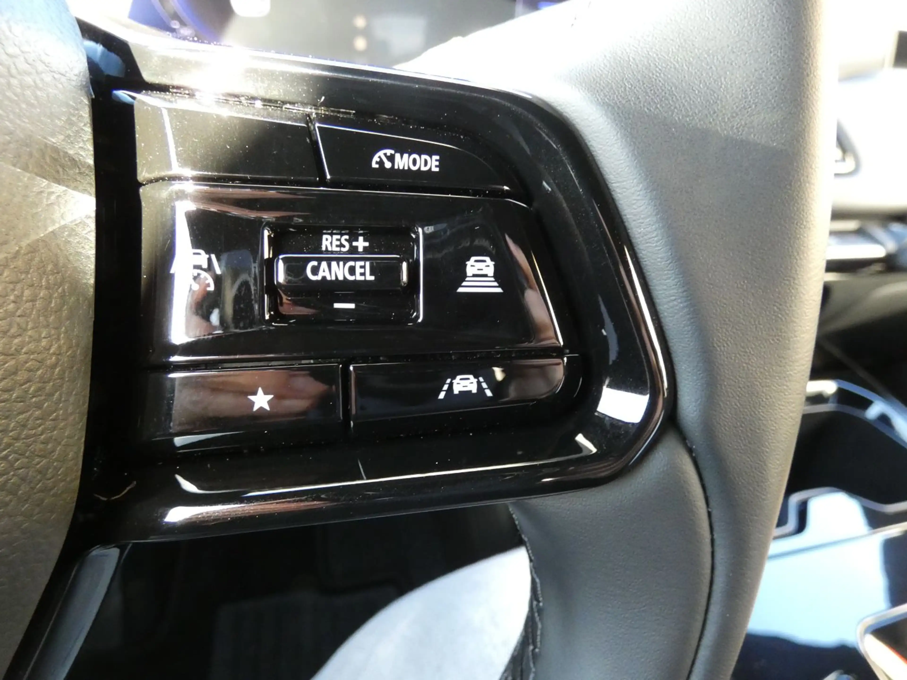 Toyota Urban Cruiser FWD Lounge ACC+LED+Pano+SD+SHZ+360 — photo 15
