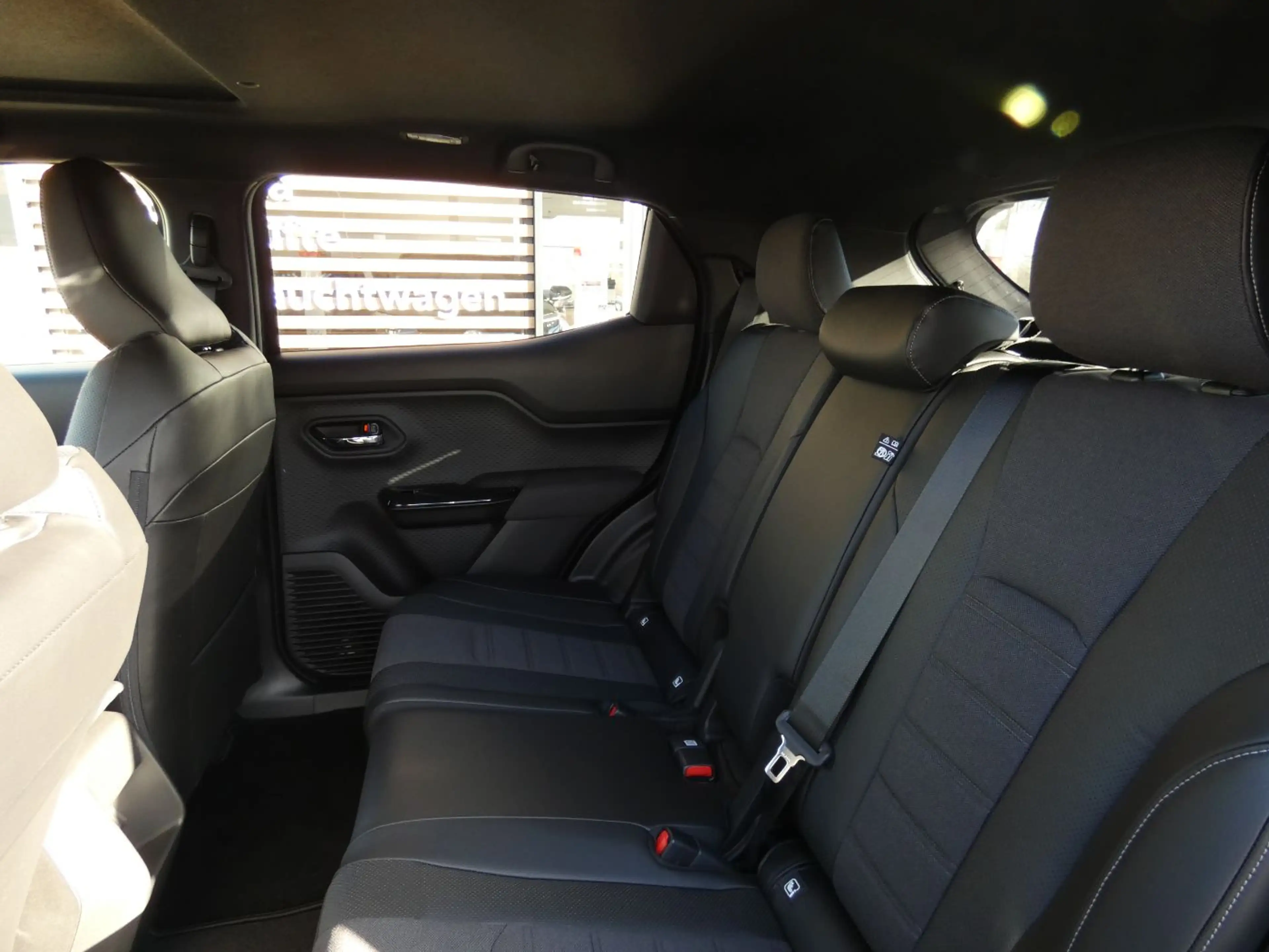Toyota Urban Cruiser FWD Lounge ACC+LED+Pano+SD+SHZ+360 — photo 9
