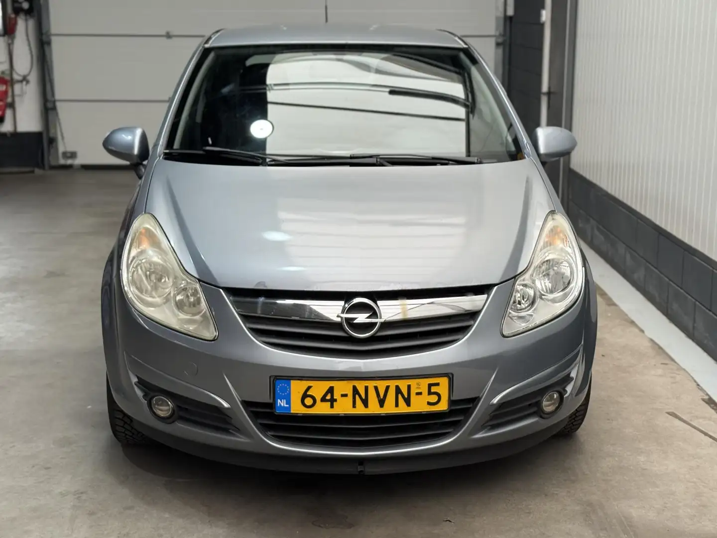 Opel Corsa 1.2-16V Essentia Grau - 2