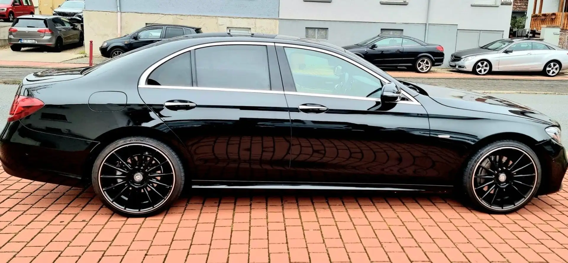 Mercedes-Benz E 300 AMG Sportstyle Edition 2HD+AH Schiebedach Schwarz - 2