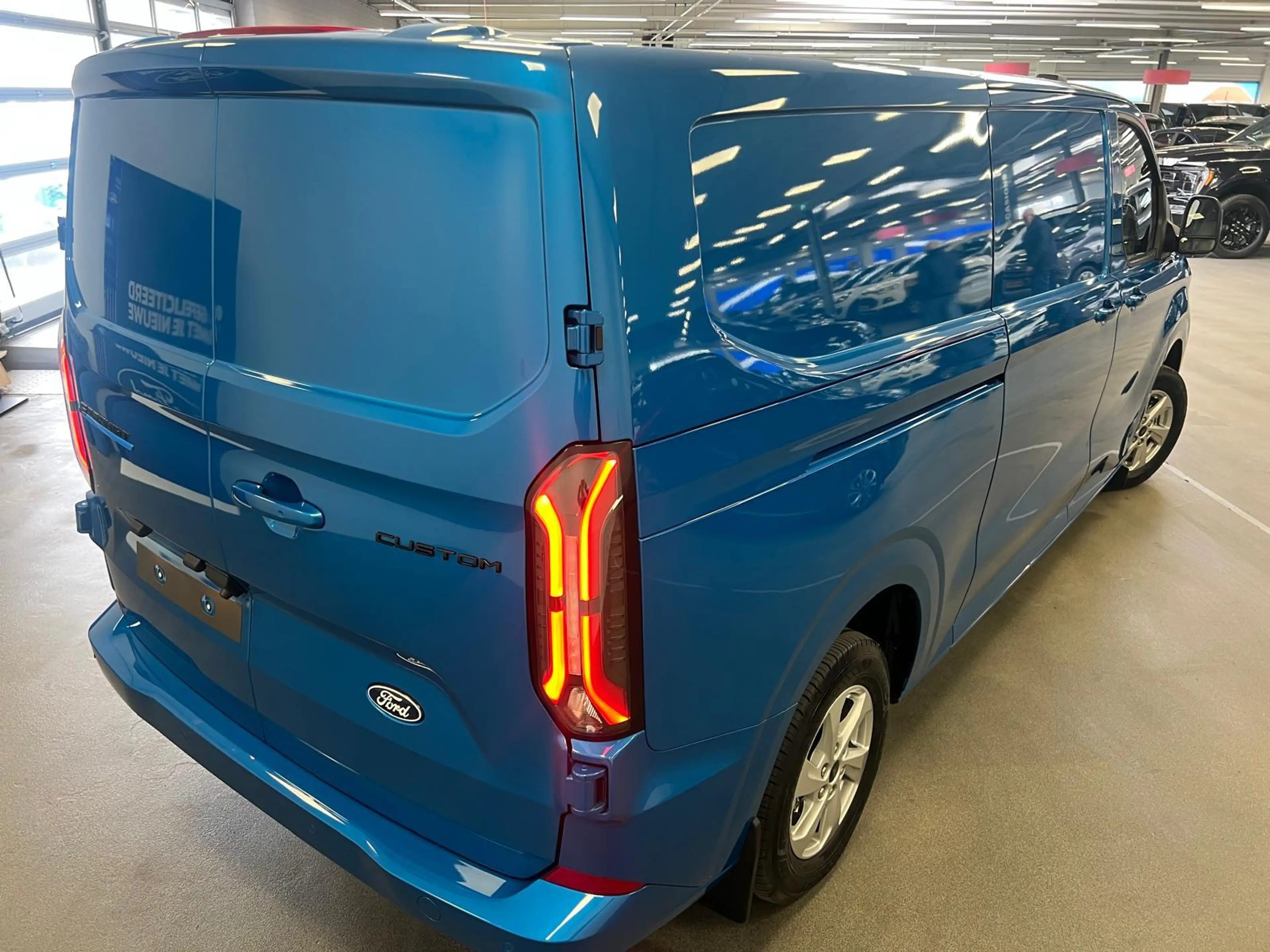 Ford E-Transit Cust. 340 L2H1 Limited 65 kWh | Uit voorraad lever — photo 2