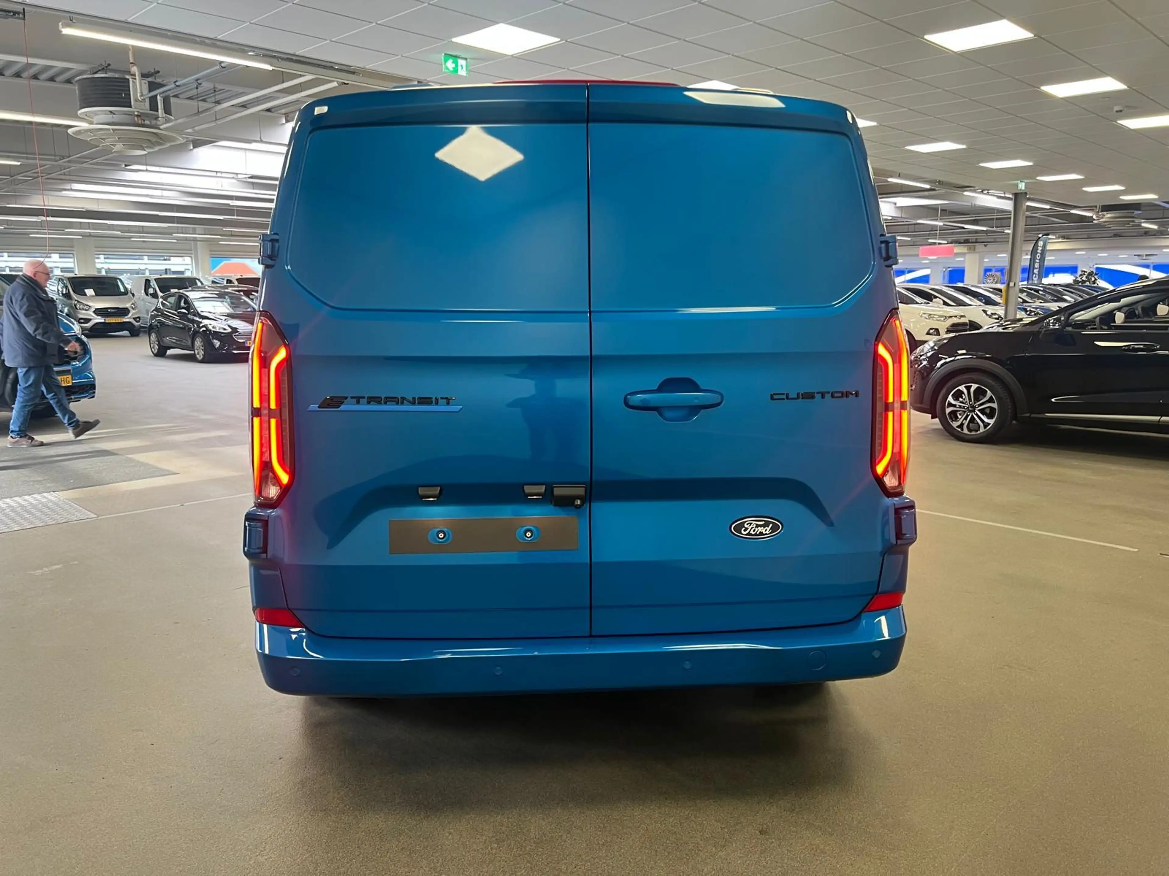 Ford E-Transit Cust. 340 L2H1 Limited 65 kWh | Uit voorraad lever — photo 8