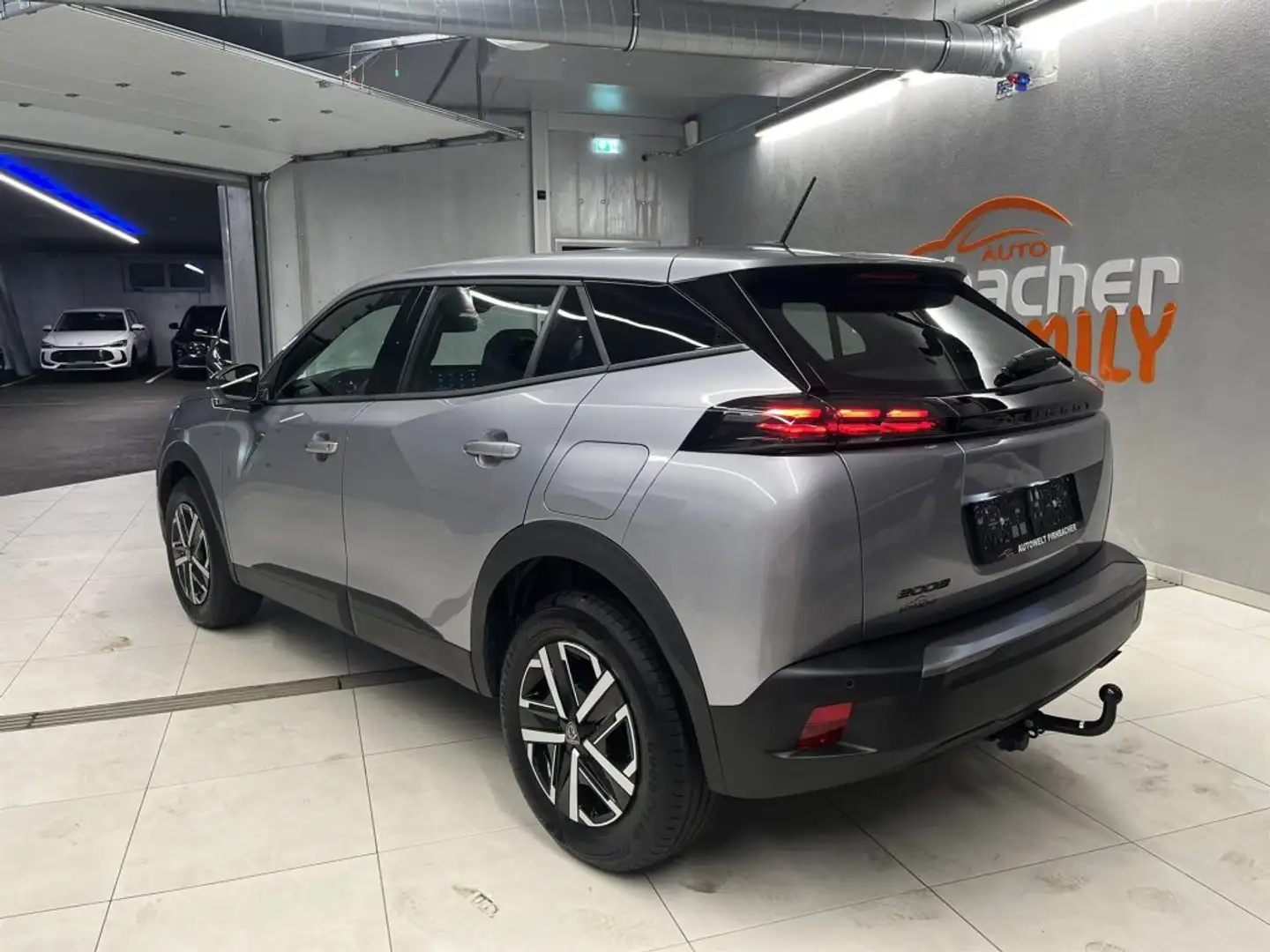 Peugeot 2008 STYLE PureTech 100 6-Gang Manuell Grau - 2