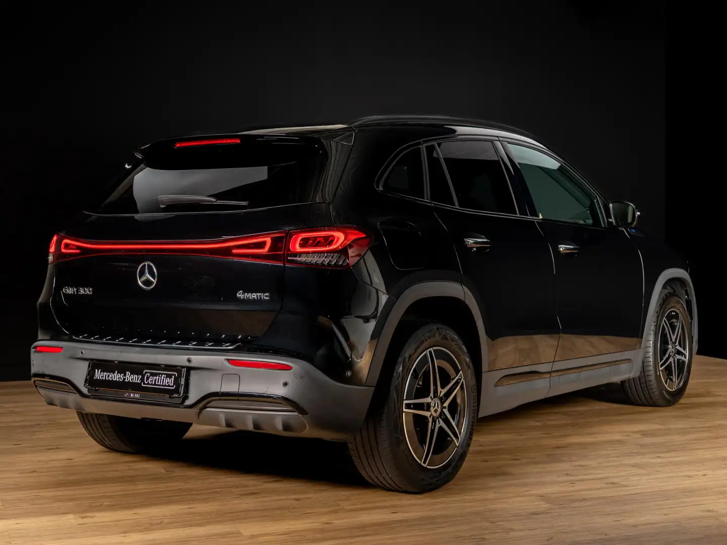 Mercedes-Benz EQA 300 4MATIC Business Solution AMG 67 kWh Panorama dak | Noir - 2