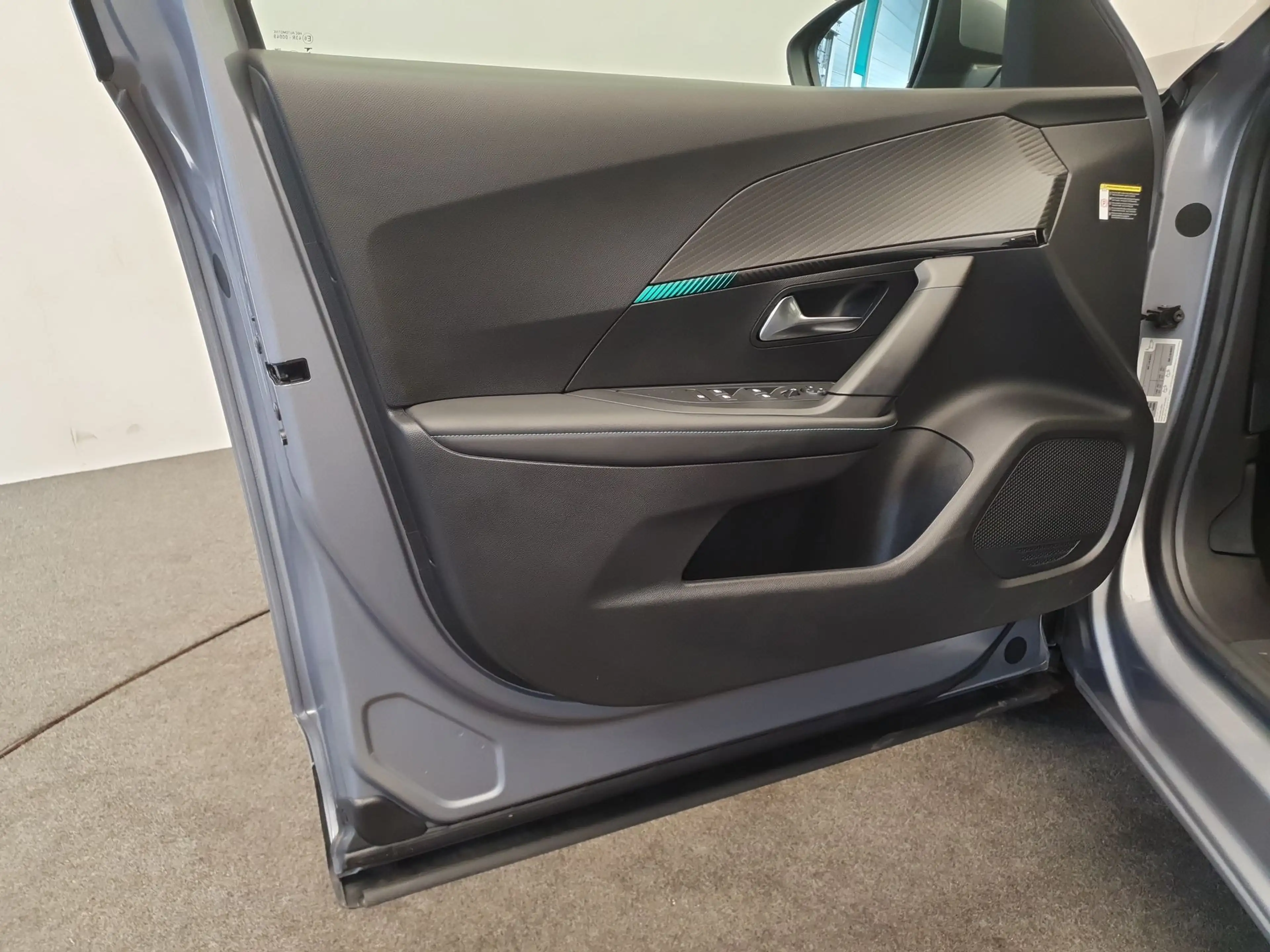 Peugeot e-2008 EV Blue Lease Allure 50 kWh 99.94% SOH, Camera — photo 21