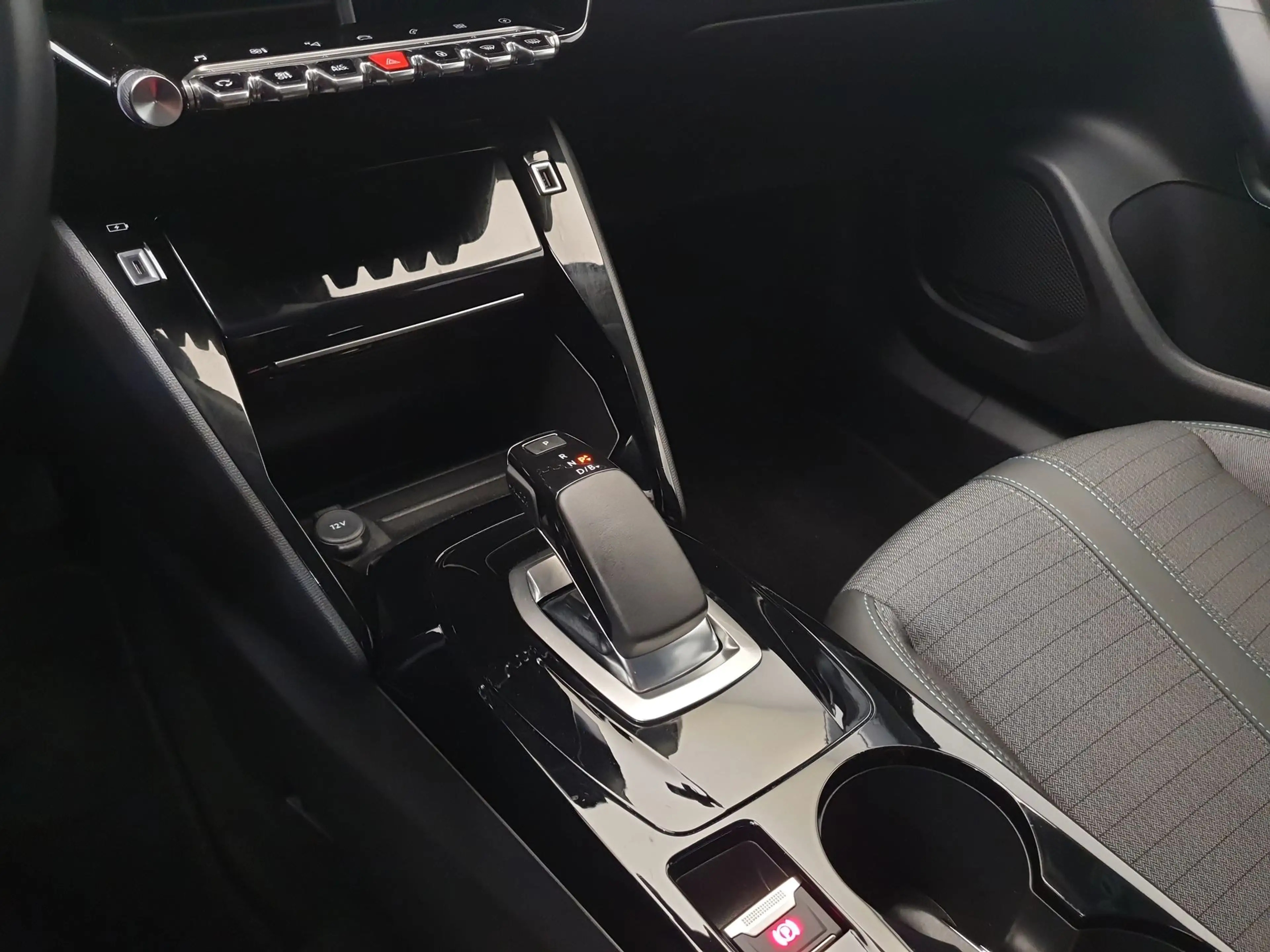 Peugeot e-2008 EV Blue Lease Allure 50 kWh 99.94% SOH, Camera — photo 16