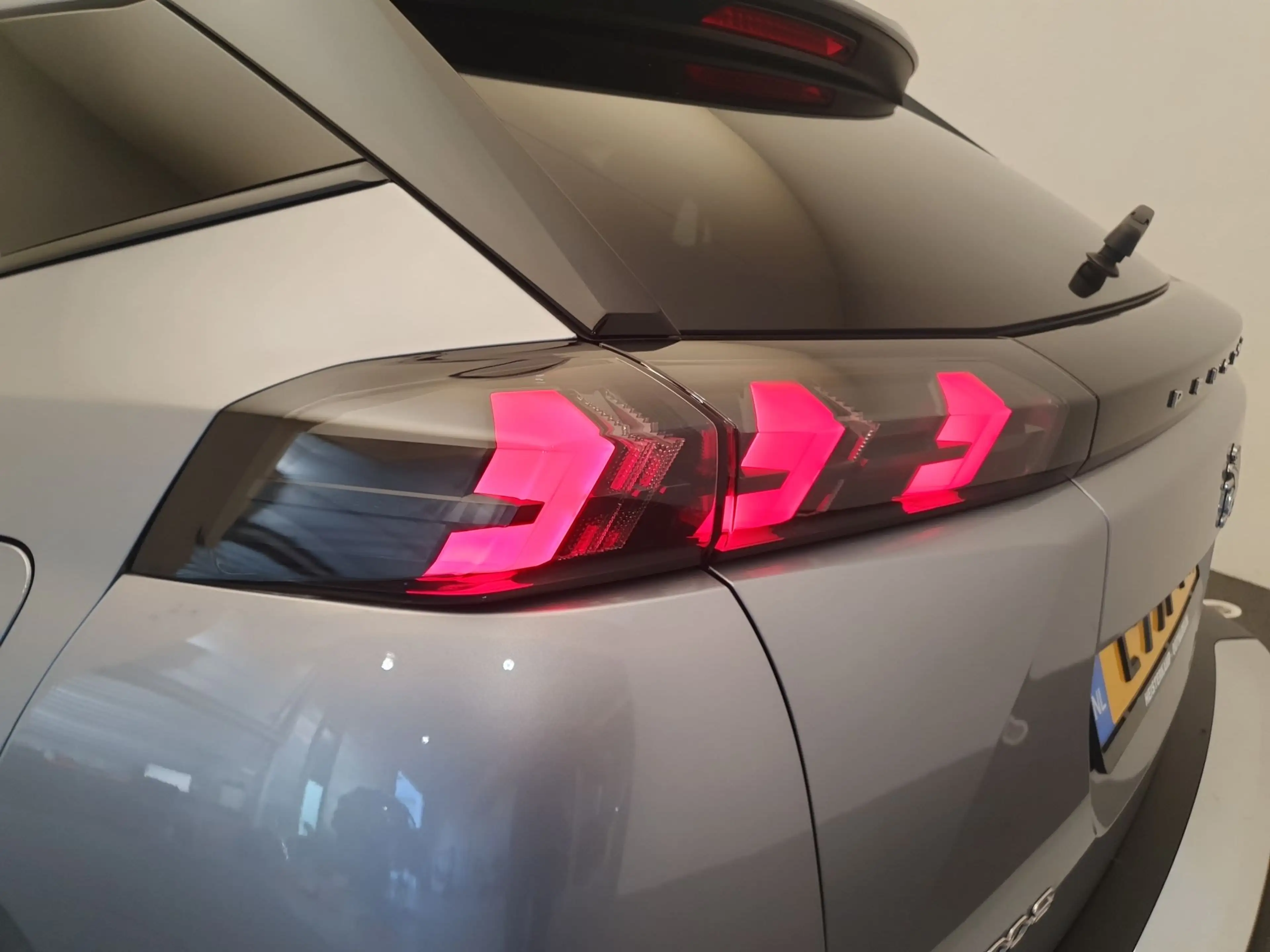 Peugeot e-2008 EV Blue Lease Allure 50 kWh 99.94% SOH, Camera — photo 11