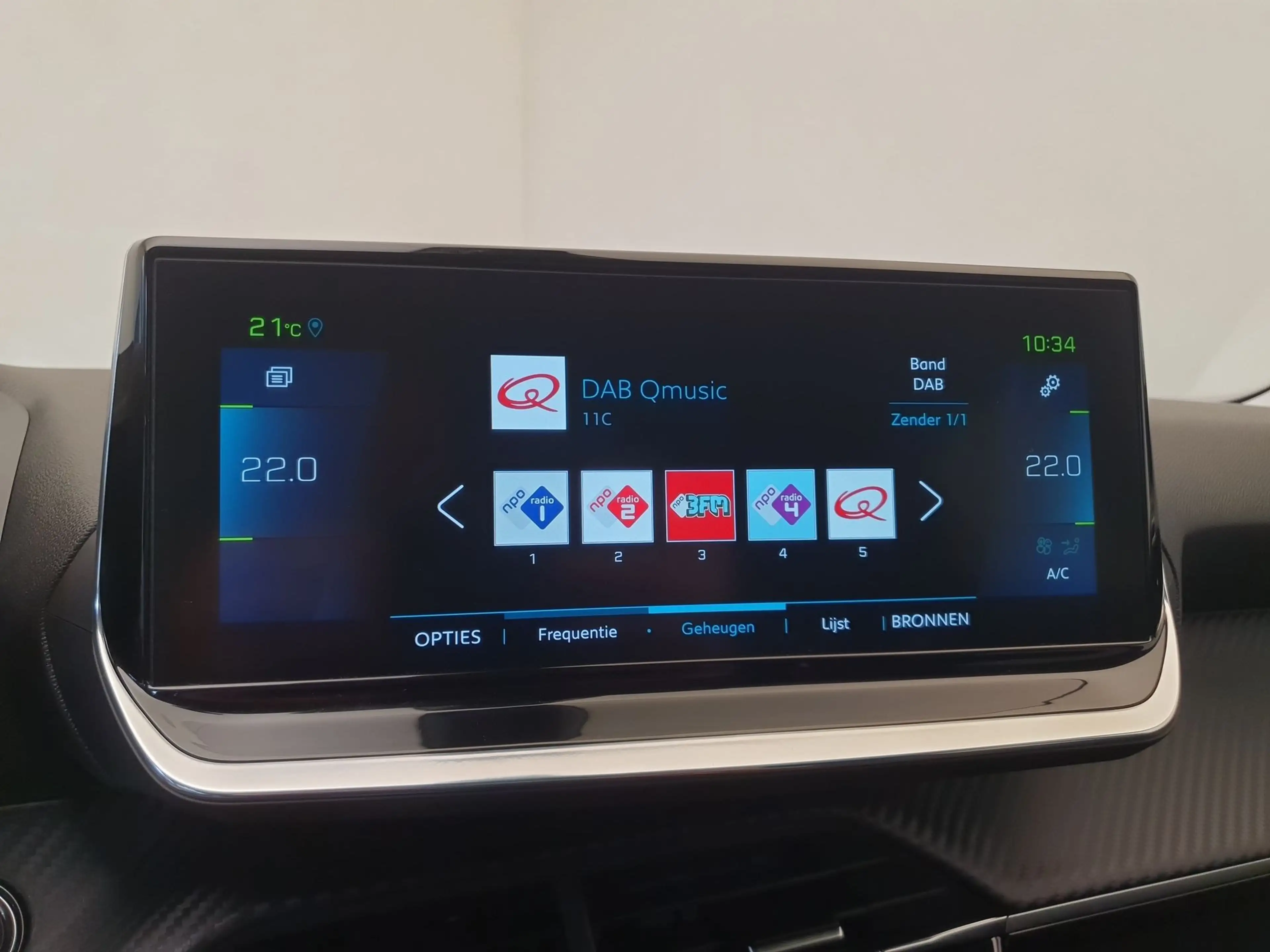Peugeot e-2008 EV Blue Lease Allure 50 kWh 99.94% SOH, Camera — photo 17