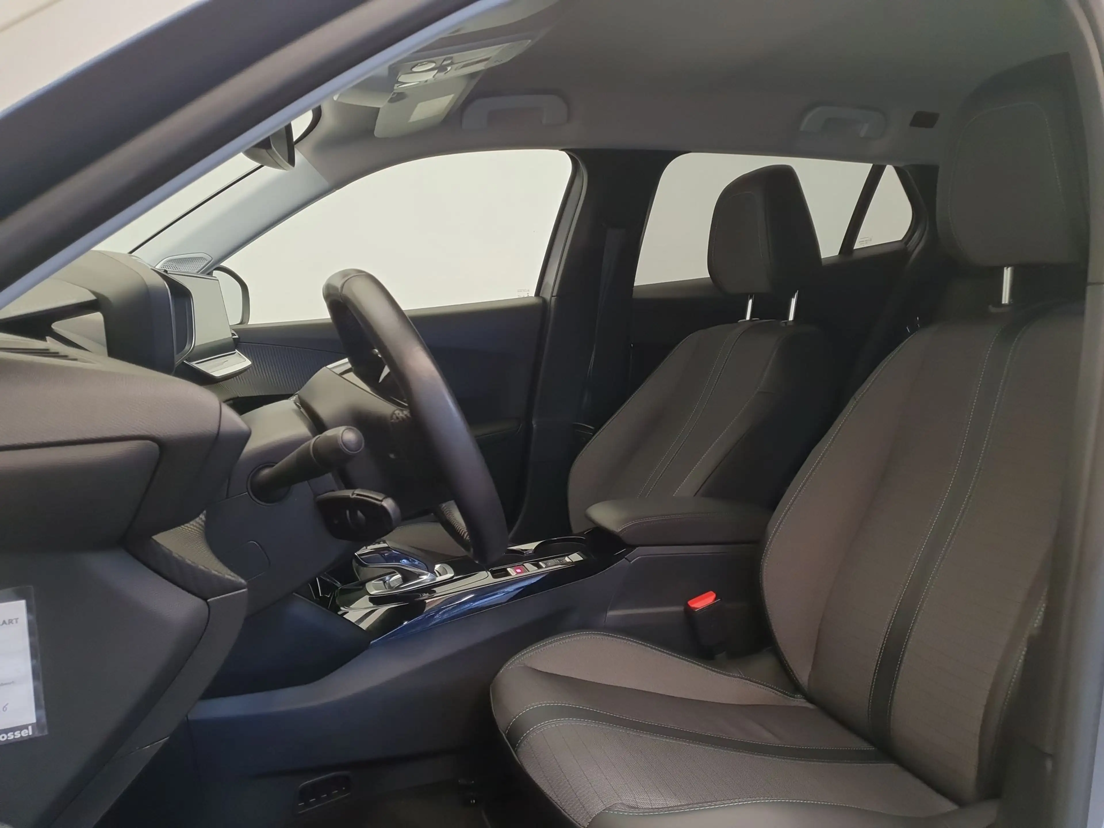 Peugeot e-2008 EV Blue Lease Allure 50 kWh 99.94% SOH, Camera — photo 26