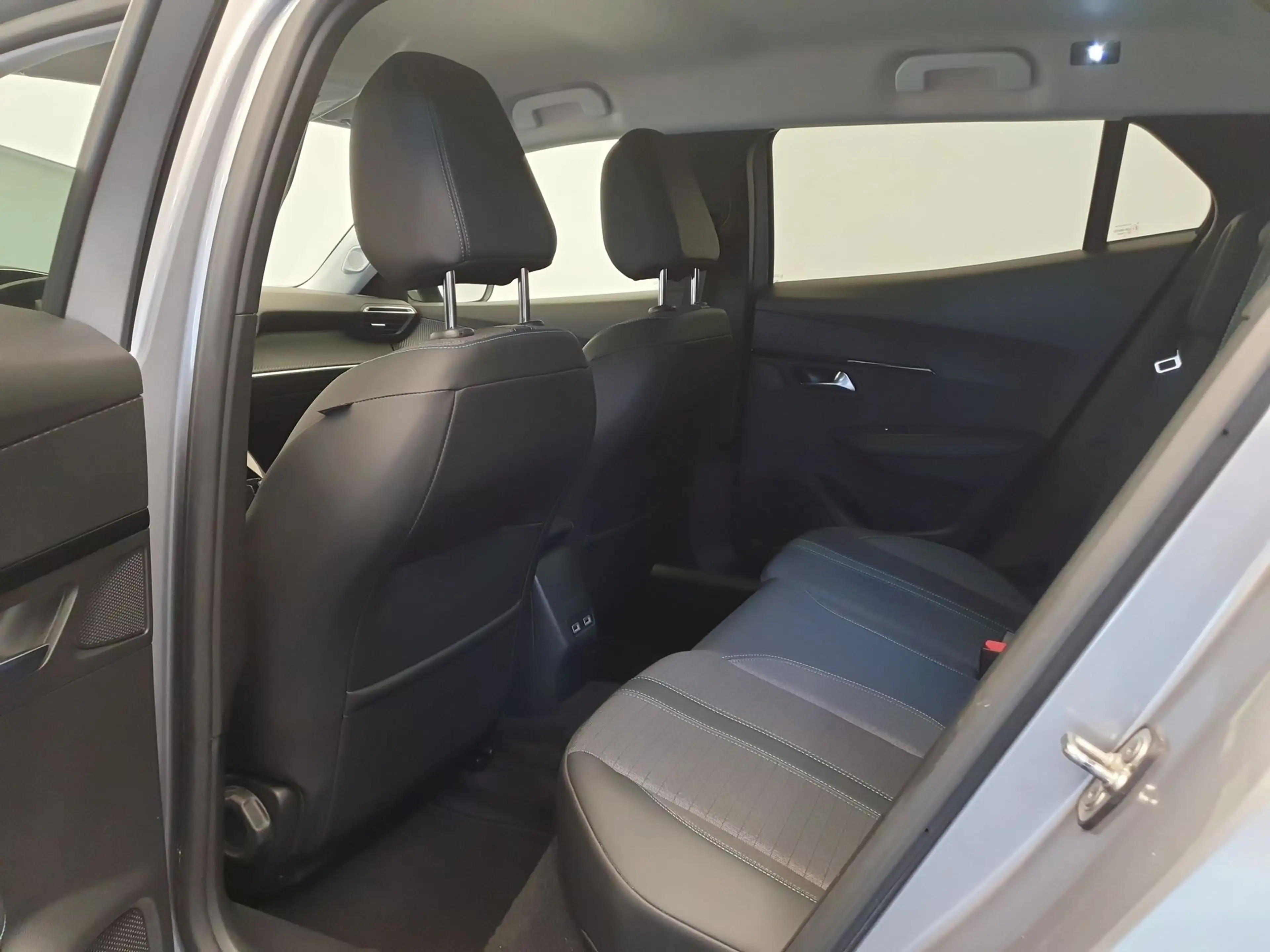 Peugeot e-2008 EV Blue Lease Allure 50 kWh 99.94% SOH, Camera — photo 24