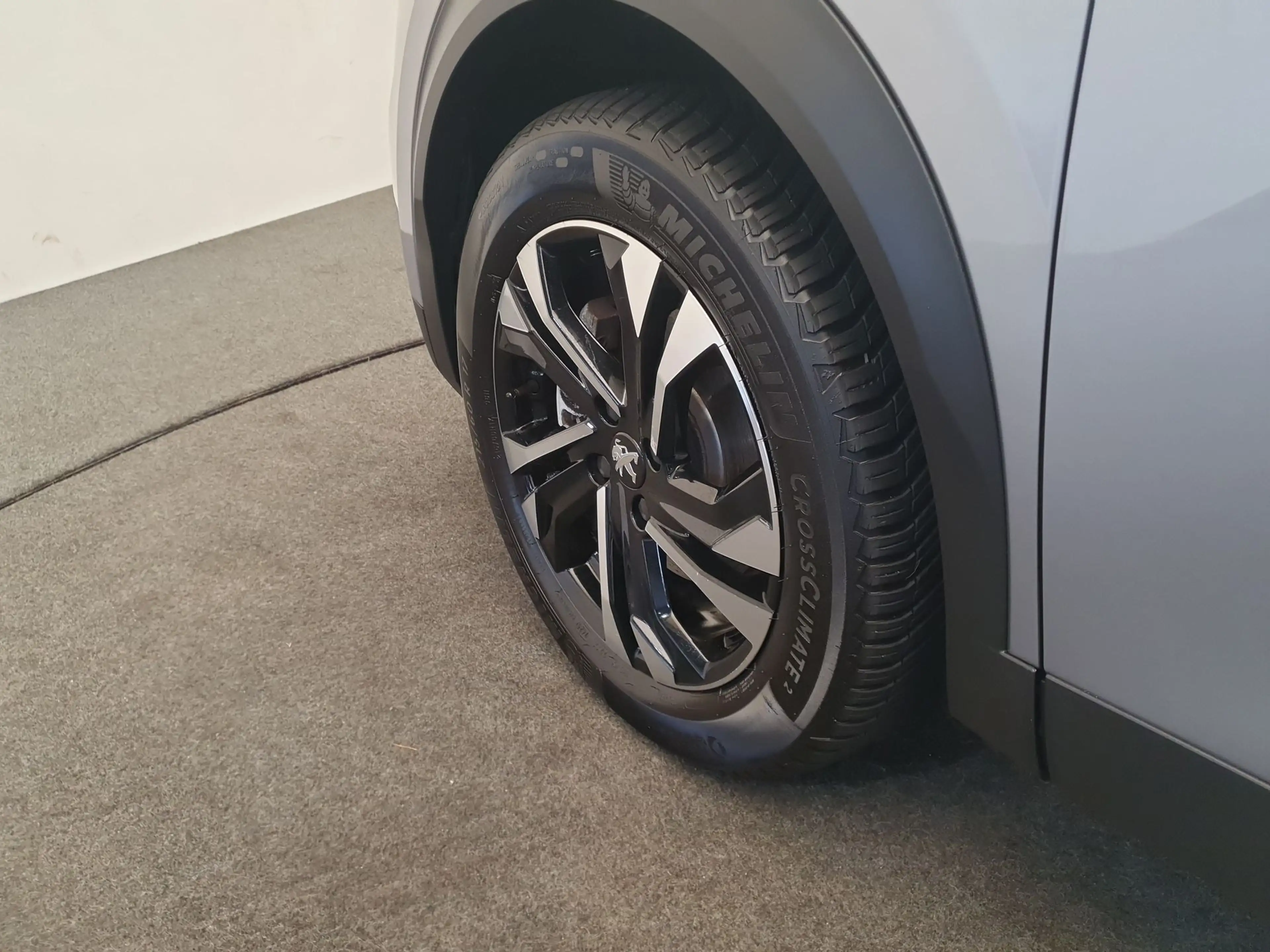 Peugeot e-2008 EV Blue Lease Allure 50 kWh 99.94% SOH, Camera — photo 10