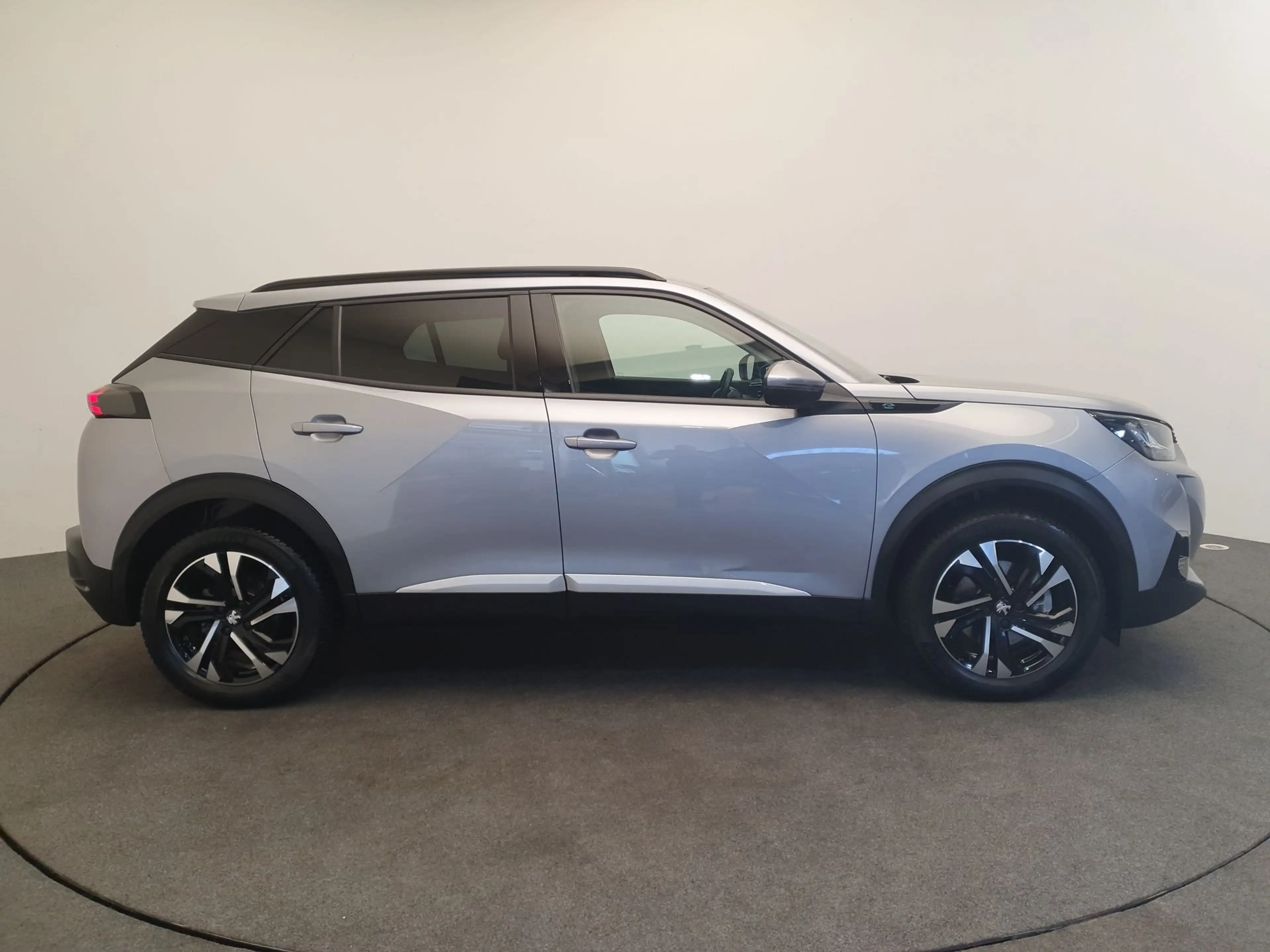 Peugeot e-2008 EV Blue Lease Allure 50 kWh 99.94% SOH, Camera — photo 6