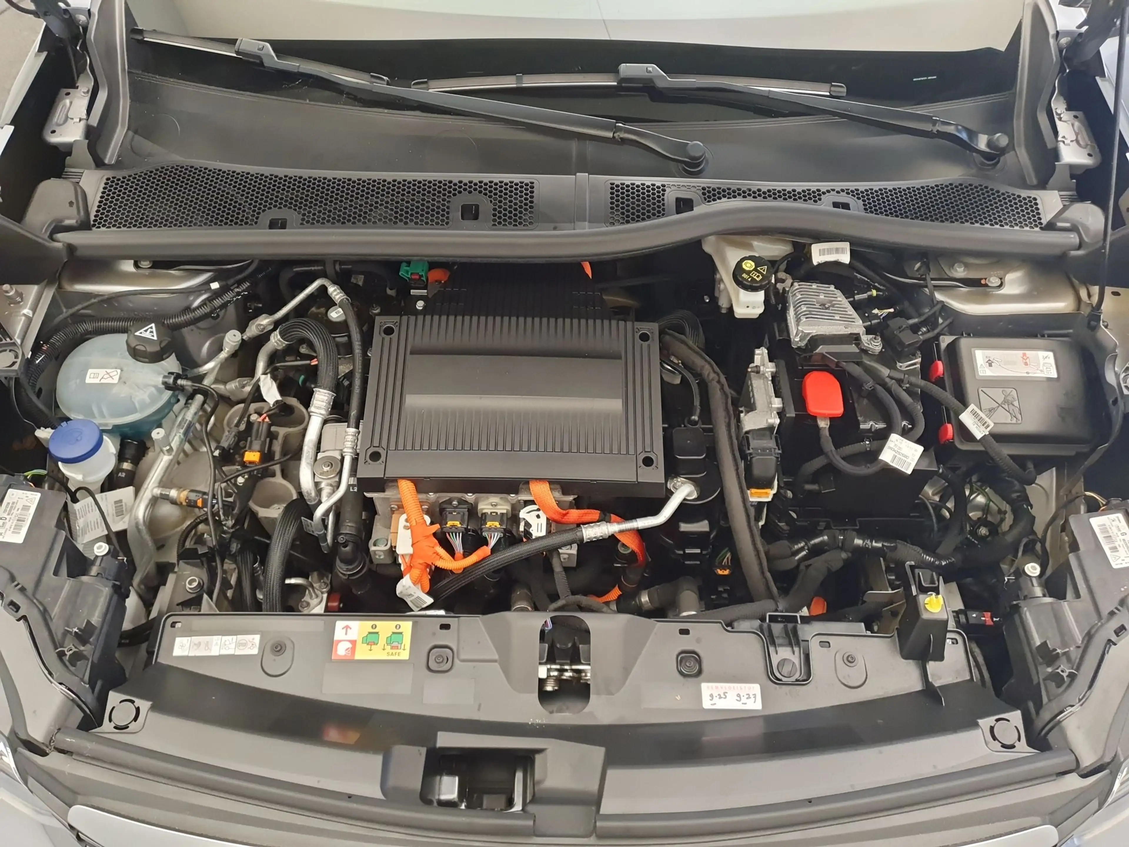 Peugeot e-2008 EV Blue Lease Allure 50 kWh 99.94% SOH, Camera — photo 29