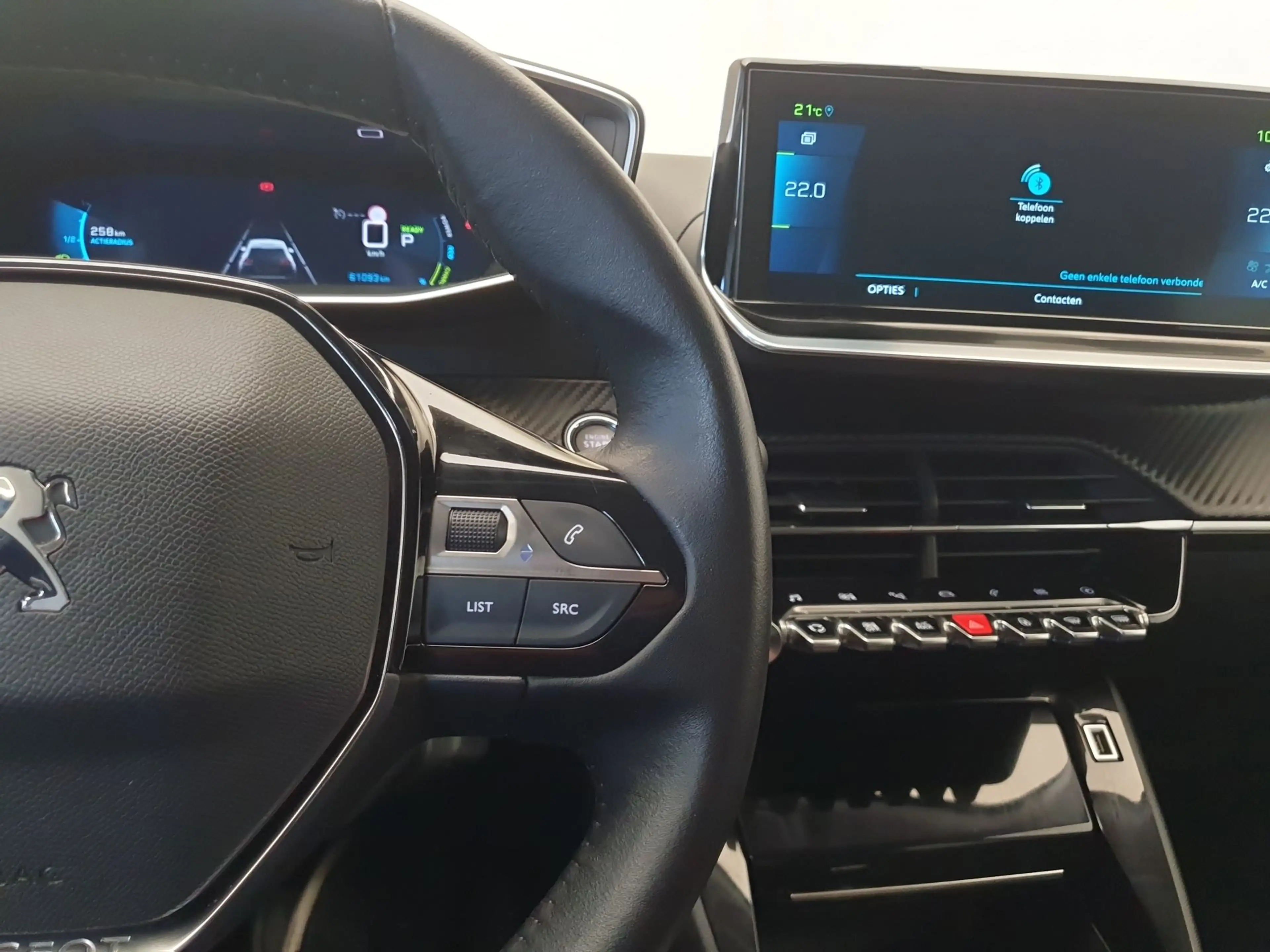 Peugeot e-2008 EV Blue Lease Allure 50 kWh 99.94% SOH, Camera — photo 14