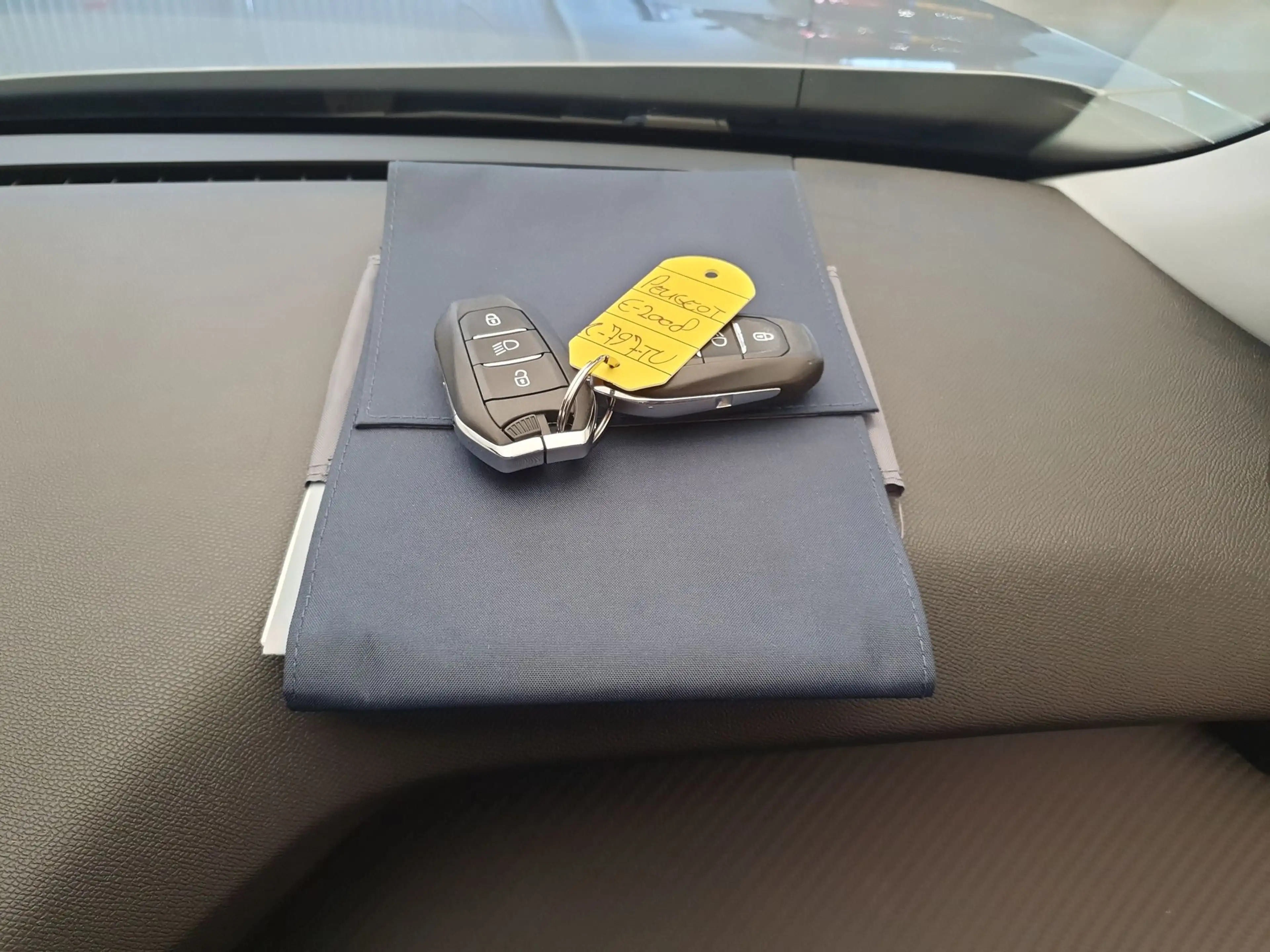 Peugeot e-2008 EV Blue Lease Allure 50 kWh 99.94% SOH, Camera — photo 28