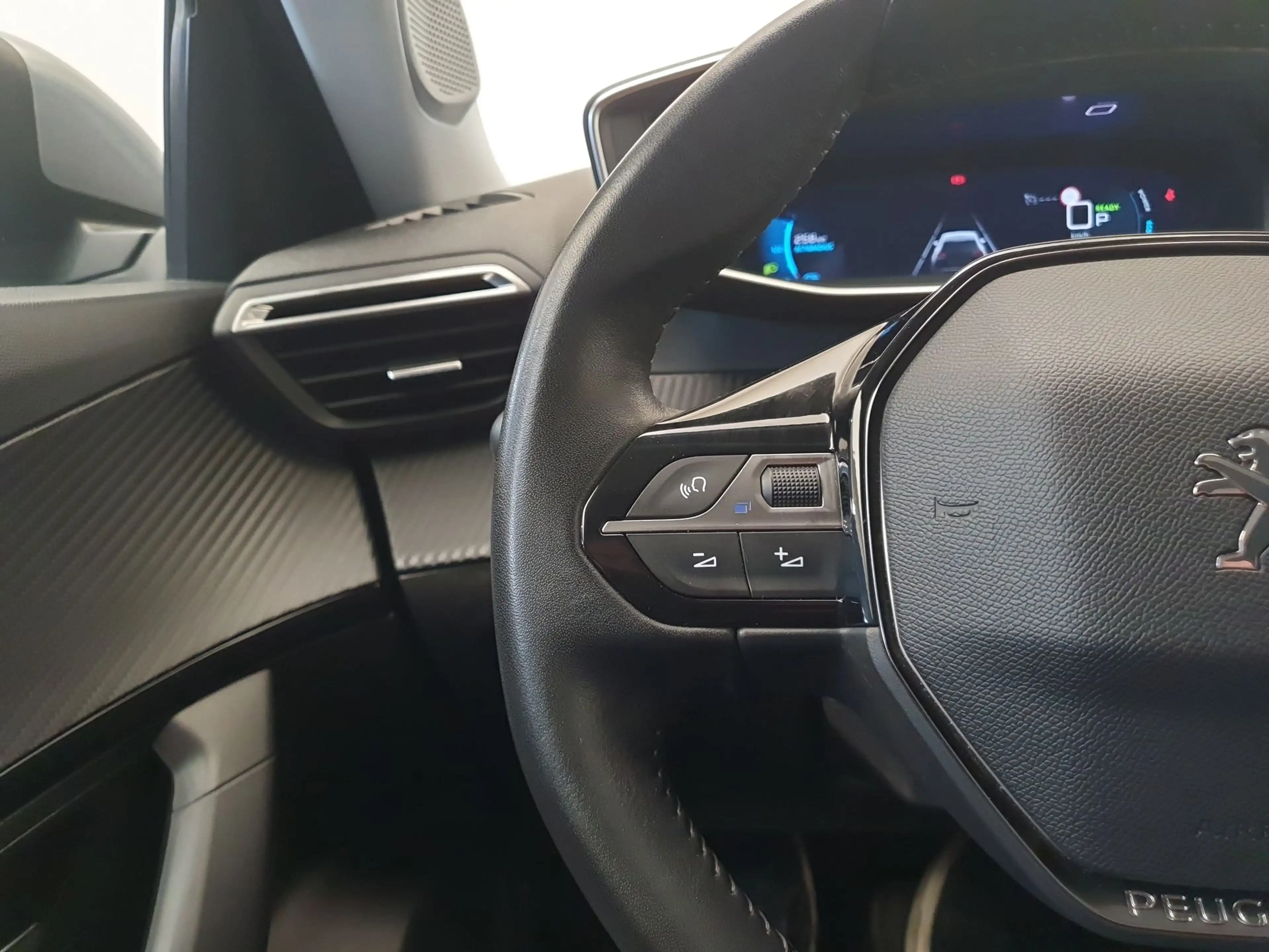 Peugeot e-2008 EV Blue Lease Allure 50 kWh 99.94% SOH, Camera — photo 12