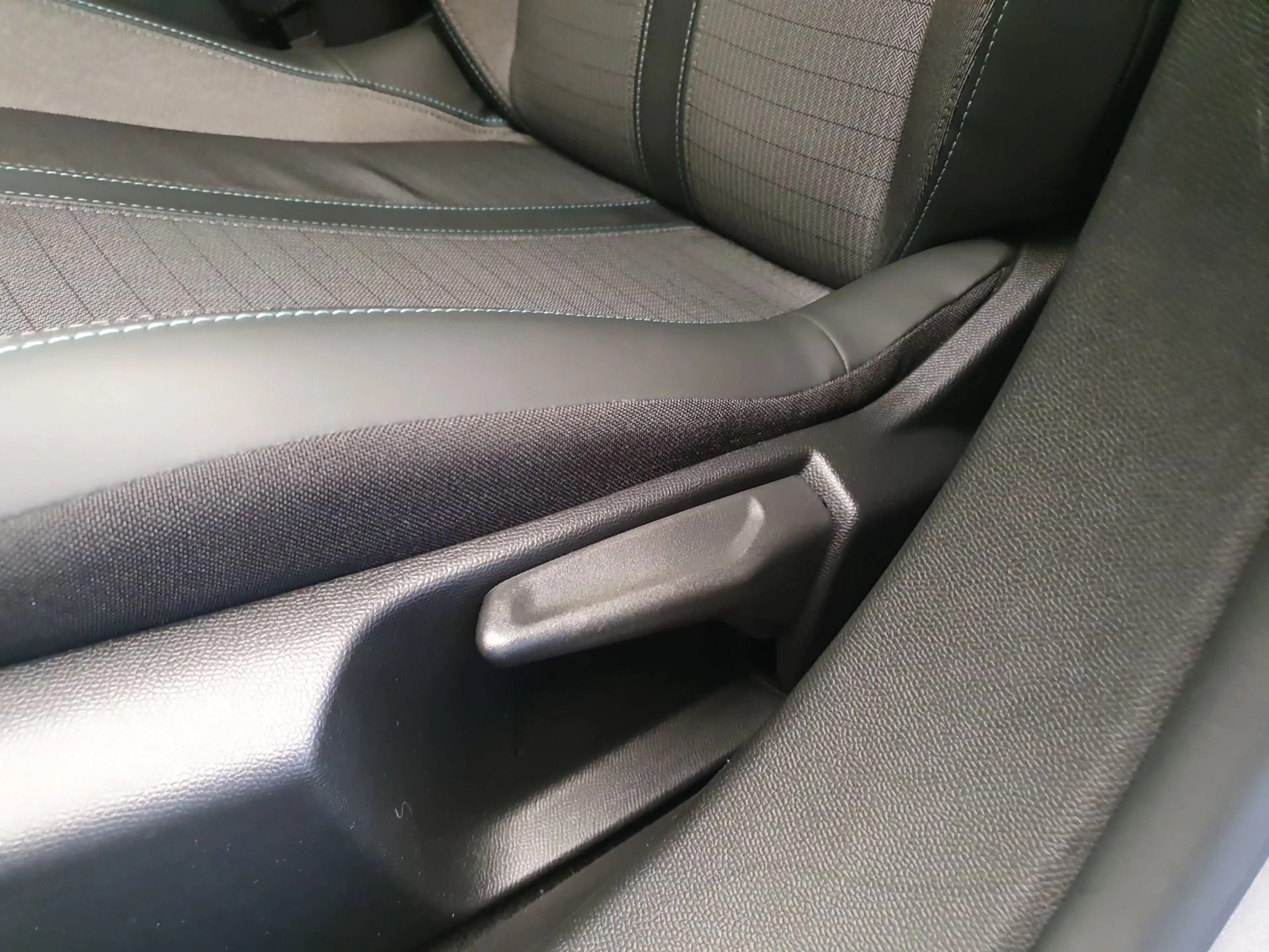 Peugeot e-2008 EV Blue Lease Allure 50 kWh 99.94% SOH, Camera — photo 23