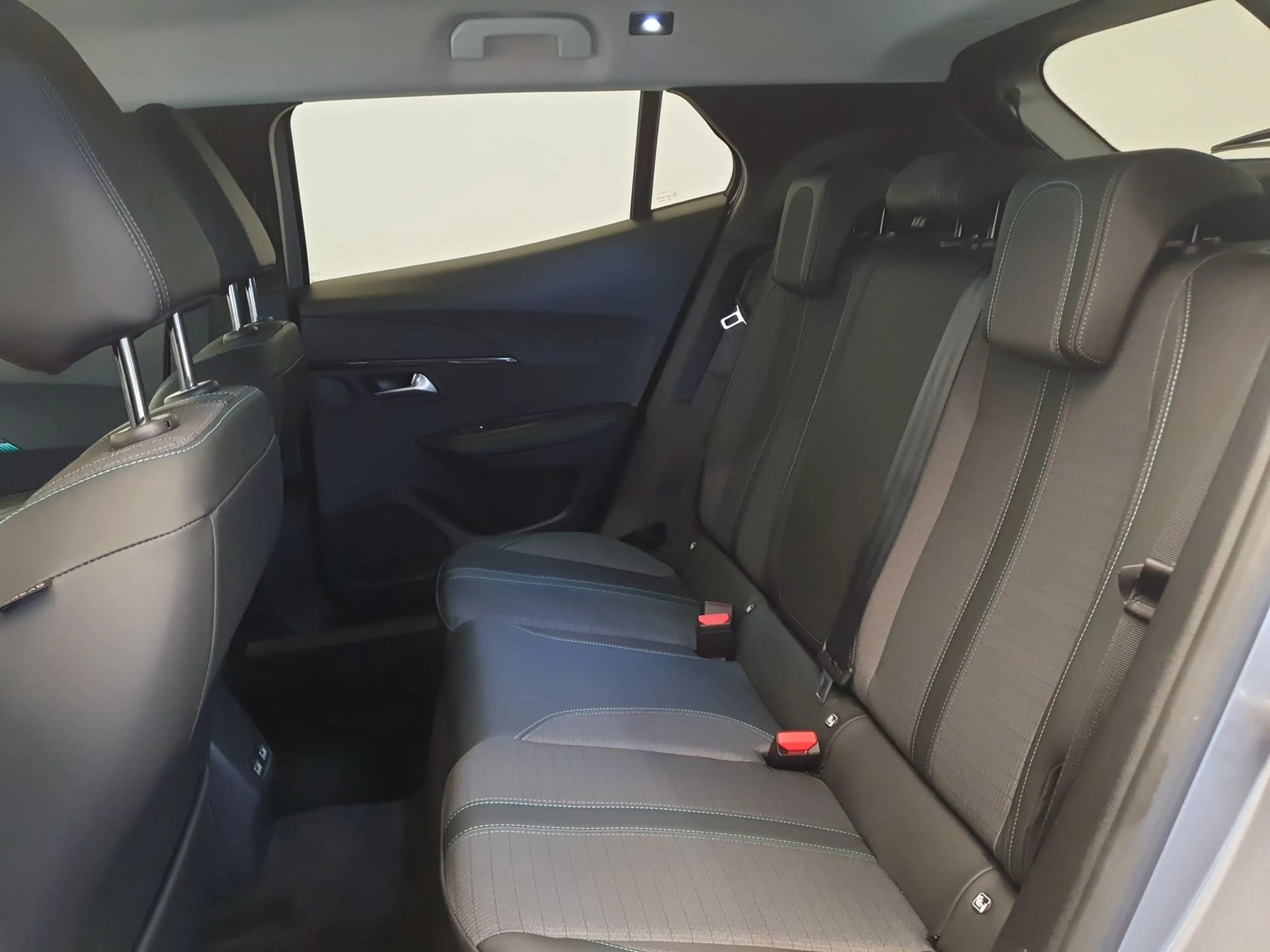 Peugeot e-2008 EV Blue Lease Allure 50 kWh 99.94% SOH, Camera — photo 22