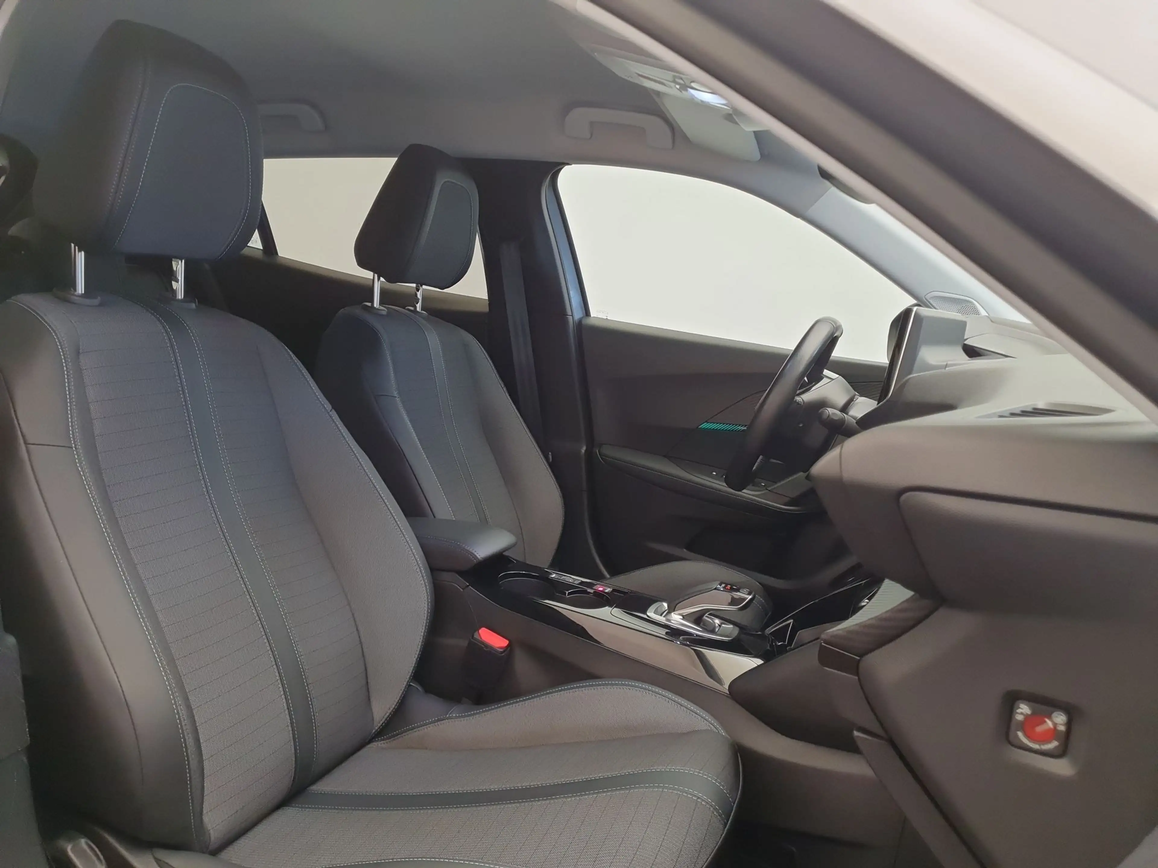 Peugeot e-2008 EV Blue Lease Allure 50 kWh 99.94% SOH, Camera — photo 4