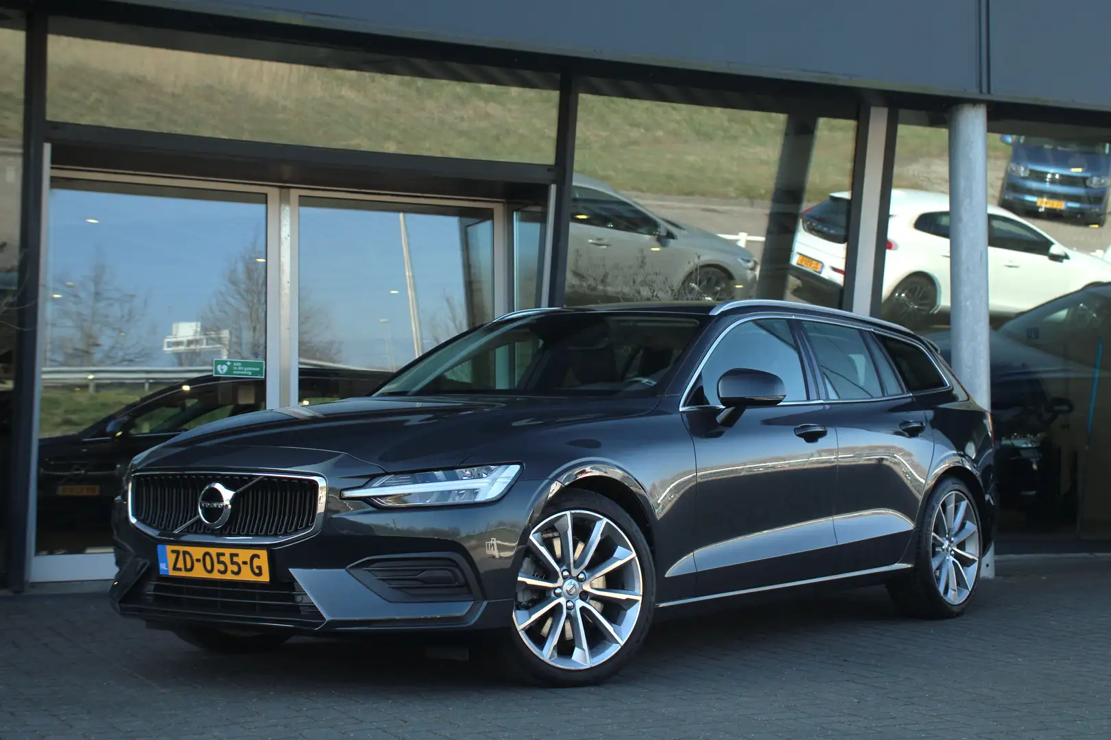 Volvo V60 T5 Momentum | Adaptive Cruise | Intellisafe-pro-li Grijs - 2