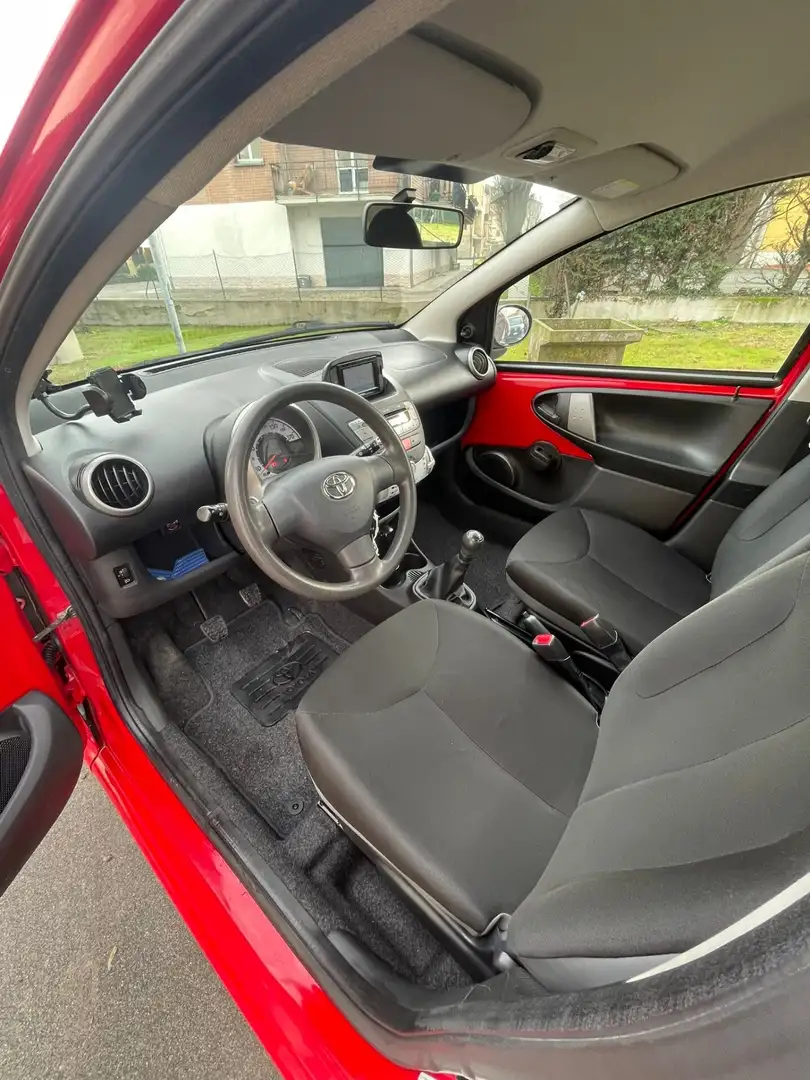 Toyota Aygo 1.0 12V VVT-i 5 porte Active Connect Rojo - 2