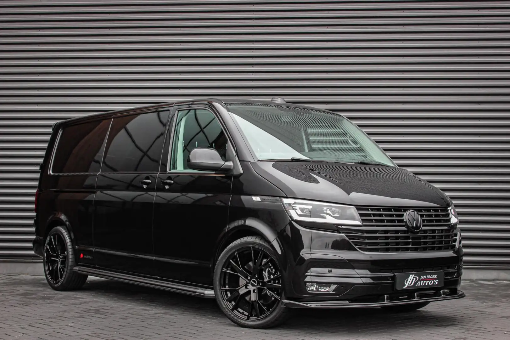Volkswagen Transporter 2.0 TDI L2H1 150PK FULL BLACK / JB- EDITION / LEDE Zwart - 2