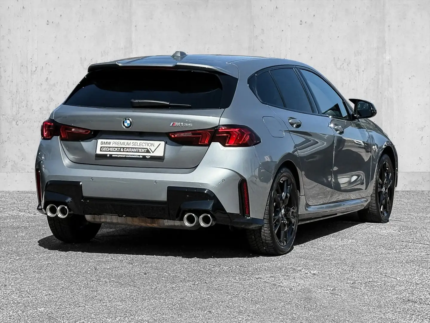 BMW 135 M135 xDrive SPORTPAKET+DA PROF+PA++HIFI+SHZ+ADAP L Grijs - 2