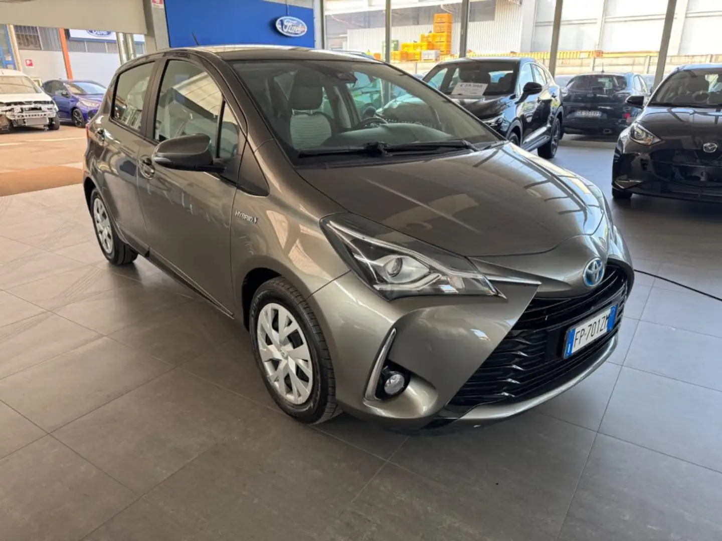 Toyota Yaris 1.5 Hybrid 5 porte Active Grigio - 1