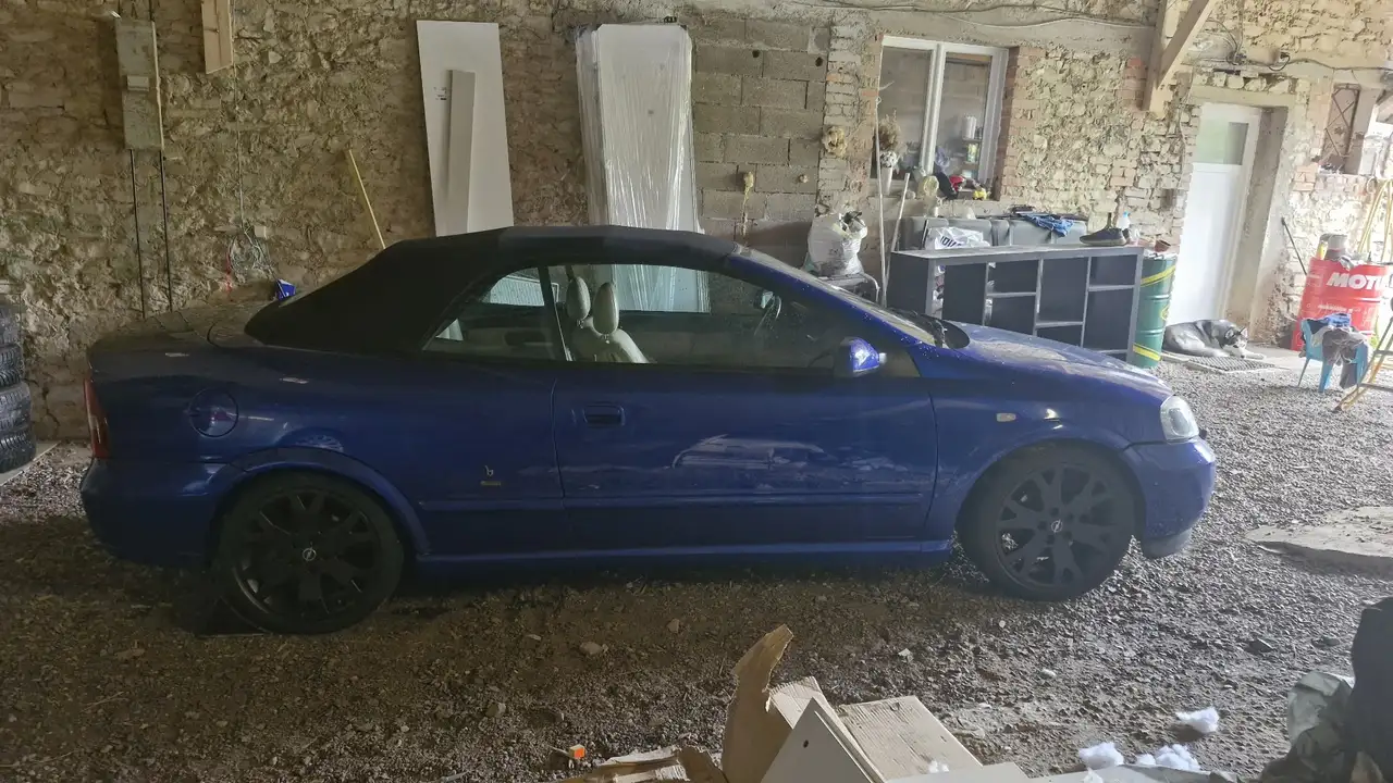Opel Astra Coupe 2.2i 16V Bertone