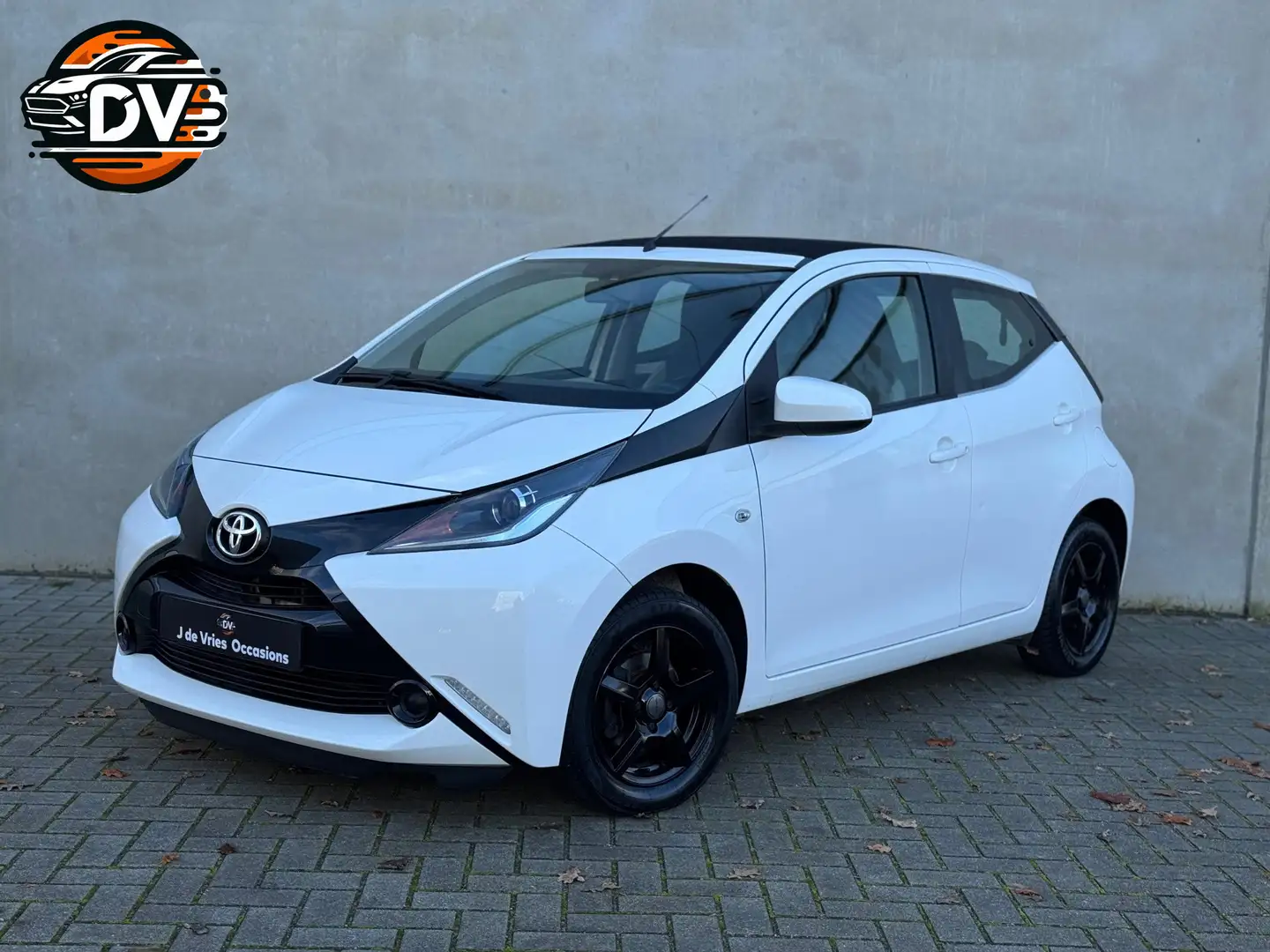 Toyota Aygo 1.0 VVT-i x-sport CAR PLAY CRUISE OPEN DAK ELEK PA Wit - 1