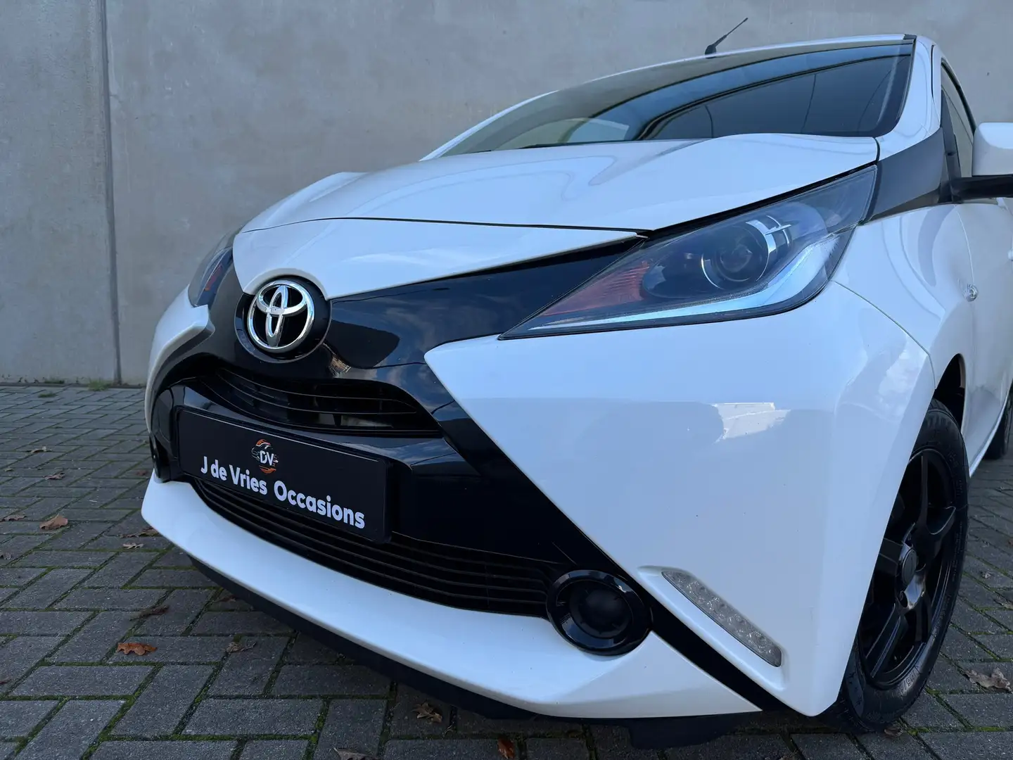 Toyota Aygo 1.0 VVT-i x-sport CAR PLAY CRUISE OPEN DAK ELEK PA Wit - 2